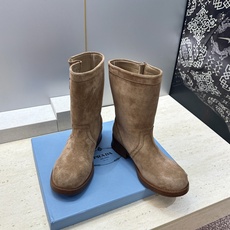Prada 普拉达 2026秋冬新款游牧风格及裸机车女短靴 P家字母logo五金扣低跟圆头一脚蹬骑士军靴 材质:鞋面进口 Prada 普拉达 2026秋冬新款游牧风格及裸机车女短靴 P家字母logo五金扣低跟圆头一脚蹬骑士军靴 材质:鞋面进口