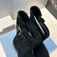 Prada 普拉达 2026秋冬新款游牧风格及裸机车女短靴 P家字母logo五金扣低跟圆头一脚蹬骑士军靴 材质:鞋面进口 Prada 普拉达 2026秋冬新款游牧风格及裸机车女短靴 P家字母logo五金扣低跟圆头一脚蹬骑士军靴 材质:鞋面进口