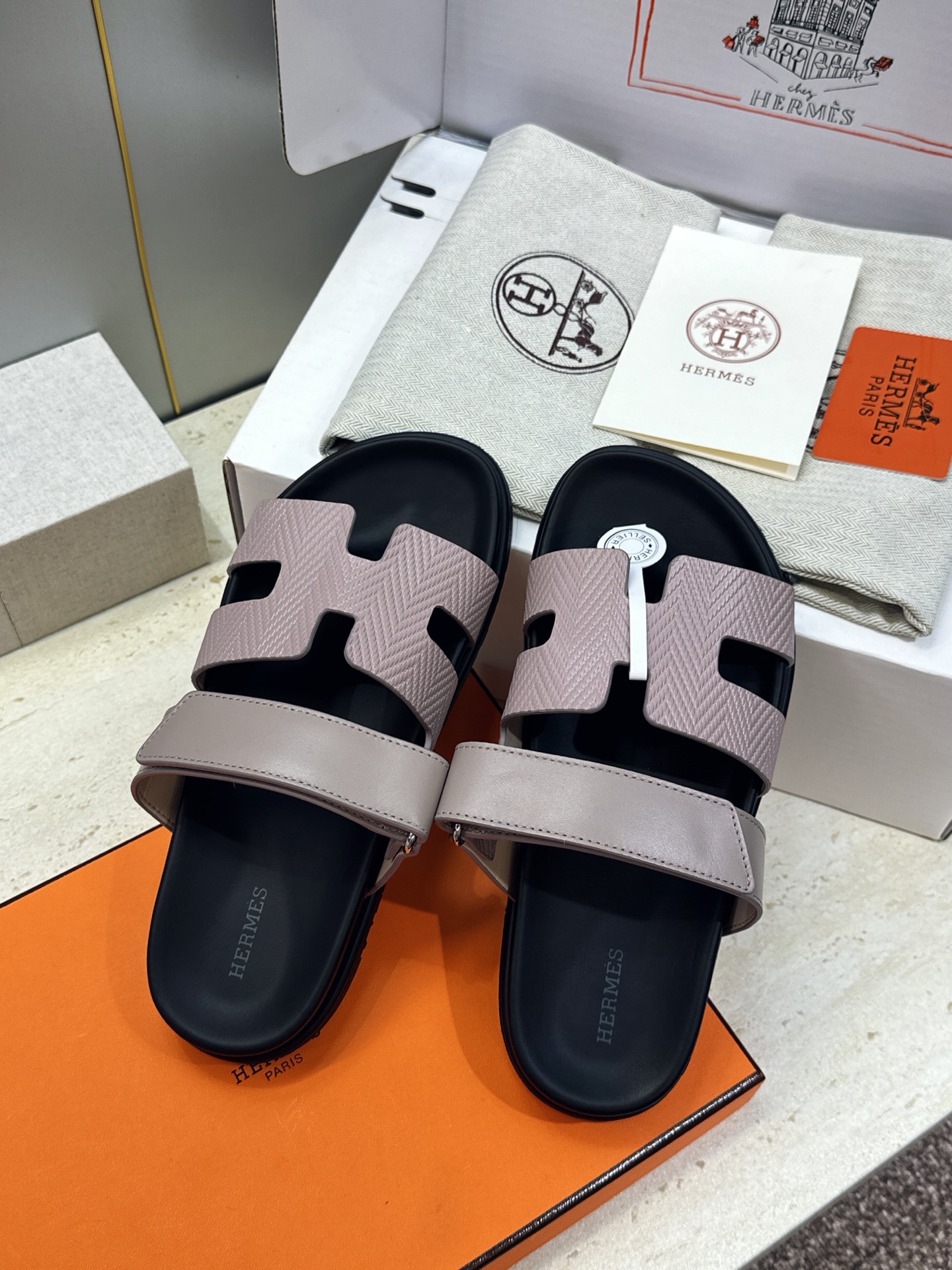 (配全套飞机盒) 莞货 顶级版 HERMERS 爱马仕2026春夏新色度假风拼色情侣款懒人沙滩鞋 H家经典平底圆头露趾 (配全套飞机盒) 莞货 顶级版 HERMERS 爱马仕2026春夏新色度假风拼色情侣款懒人沙滩鞋 H家经典平底圆头露趾