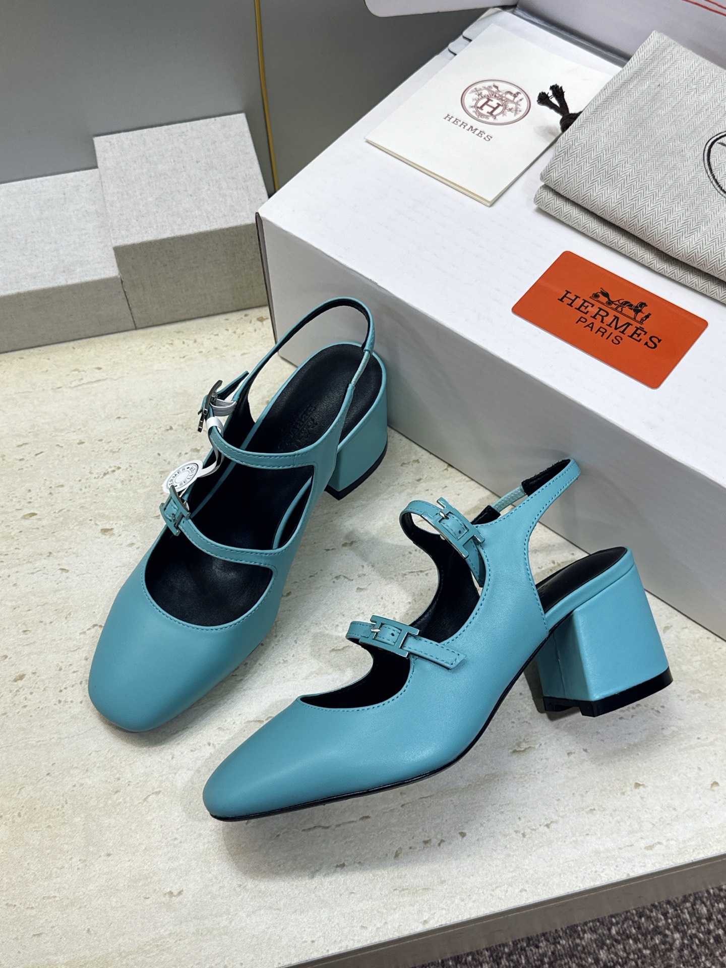 (配全套飞机盒) 莞产 顶级代购级 爱马仕 Hermes 2026春夏新款 Mila 玛丽珍芭蕾舞拼色高跟女鞋  H家字