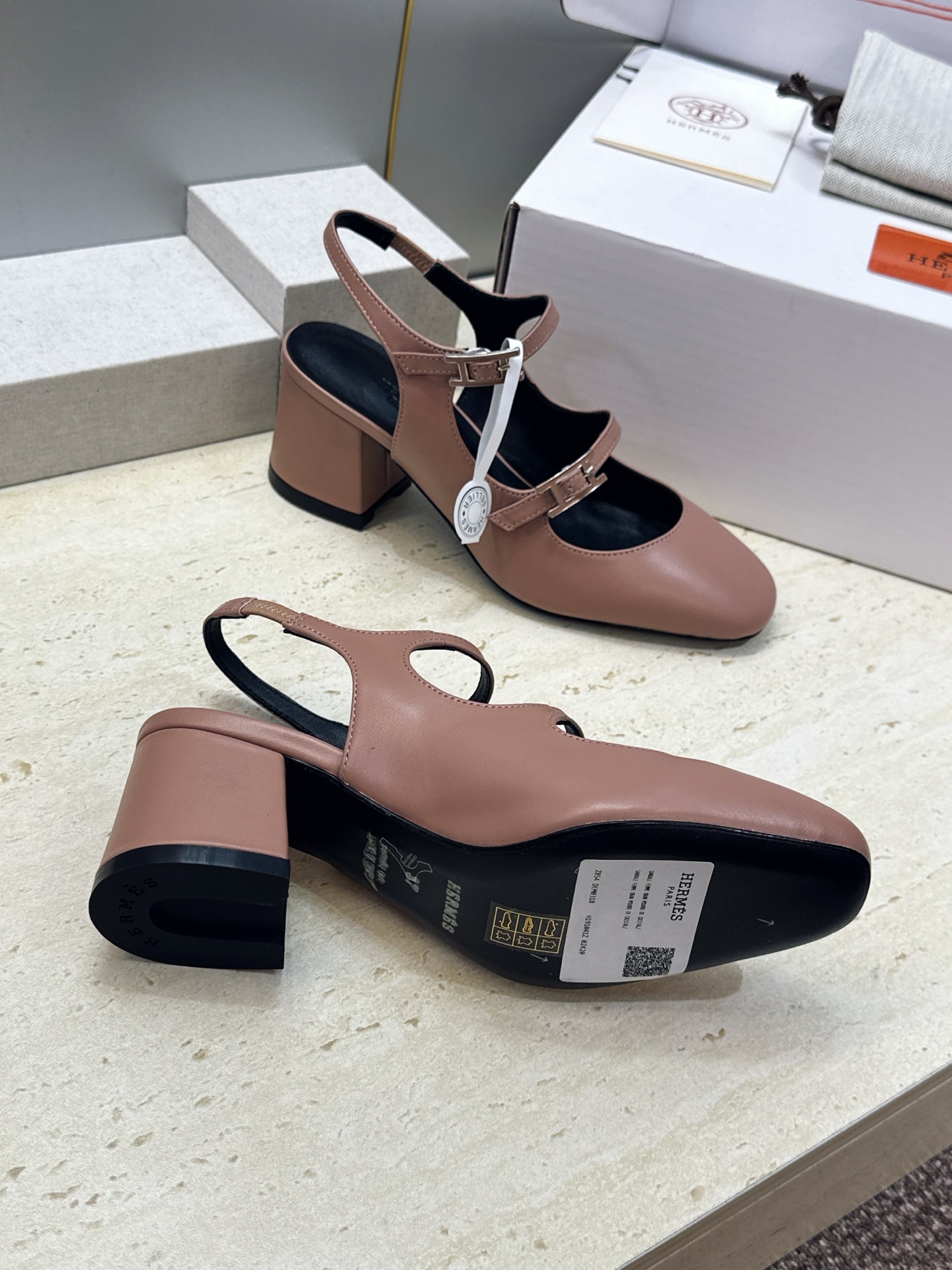 (配全套飞机盒) 莞产 顶级代购级 爱马仕 Hermes 2026春夏新款 Mila 玛丽珍芭蕾舞拼色高跟女鞋  H家字