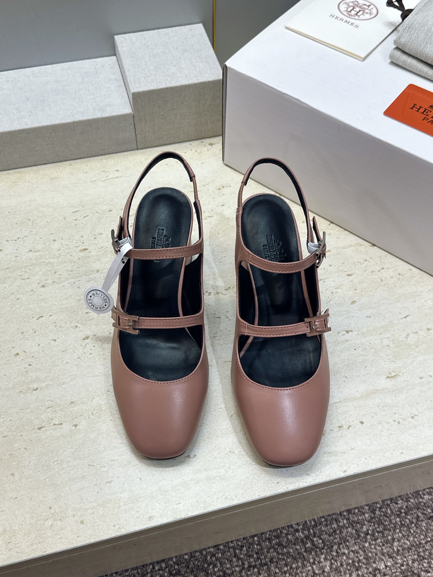 (配全套飞机盒) 莞产 顶级代购级 爱马仕 Hermes 2026春夏新款 Mila 玛丽珍芭蕾舞拼色高跟女鞋  H家字