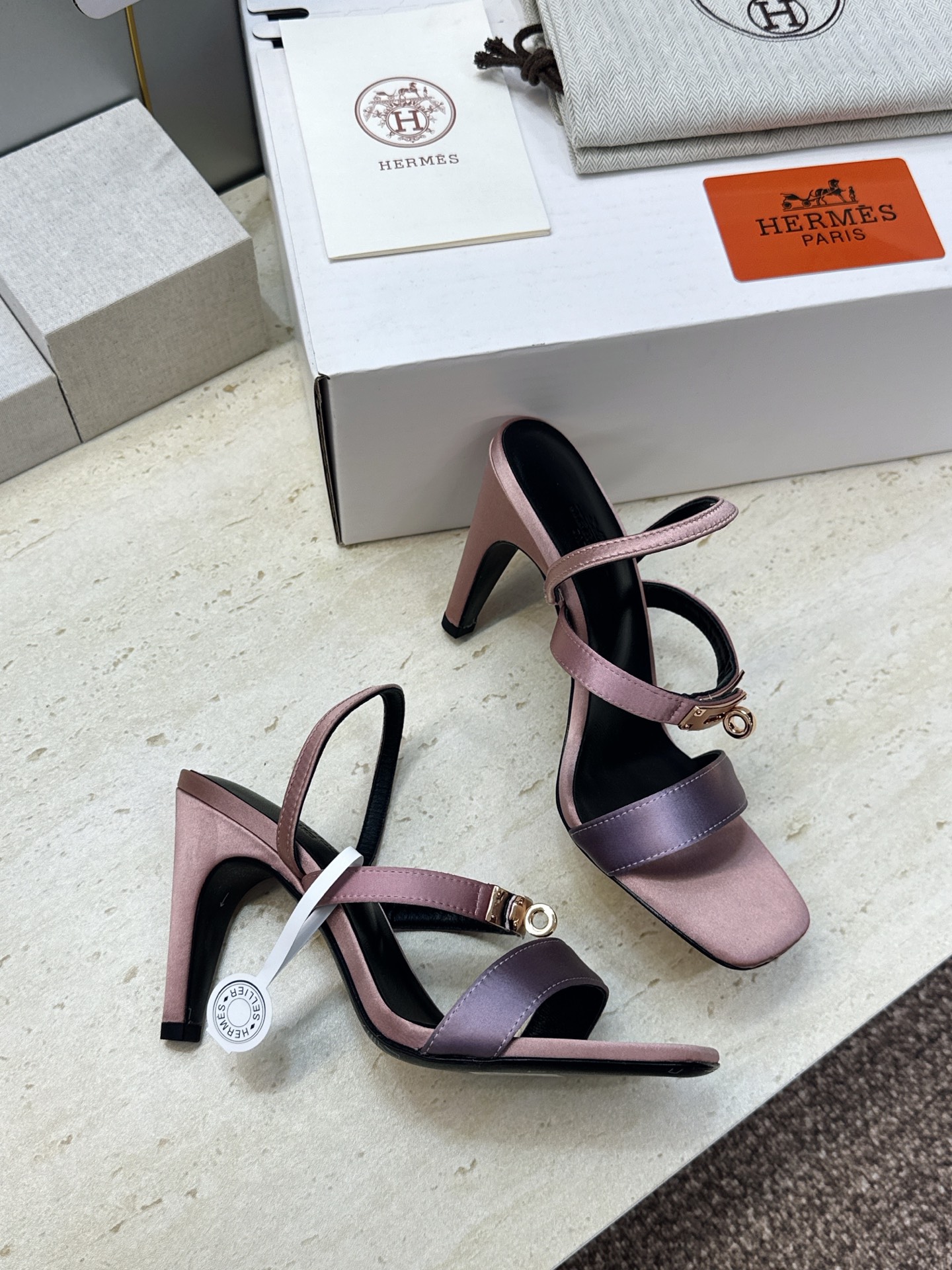 (配全套飞机盒) 莞货 代购级 HERMERS 爱马仕2026春夏新款Muse Kelly扣拼色女鞋 H家字母logo (配全套飞机盒) 莞货 代购级 HERMERS 爱马仕2026春夏新款Muse Kelly扣拼色女鞋 H家字母logo