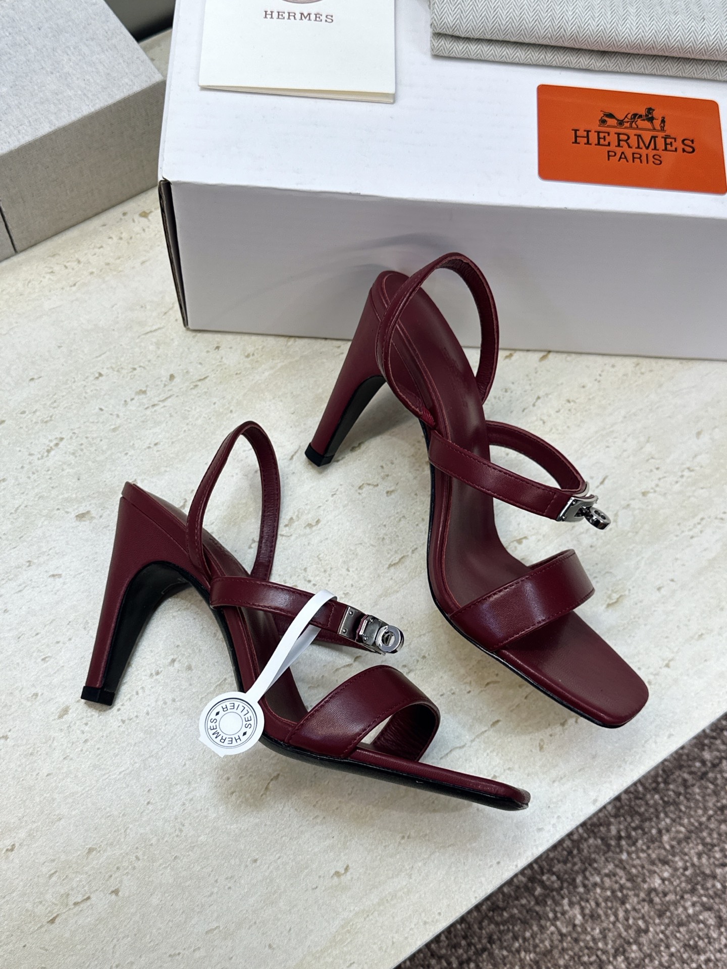 (配全套飞机盒) 莞货 代购级 HERMERS 爱马仕2026春夏新款Muse Kelly扣拼色女鞋 H家字母logo (配全套飞机盒) 莞货 代购级 HERMERS 爱马仕2026春夏新款Muse Kelly扣拼色女鞋 H家字母logo