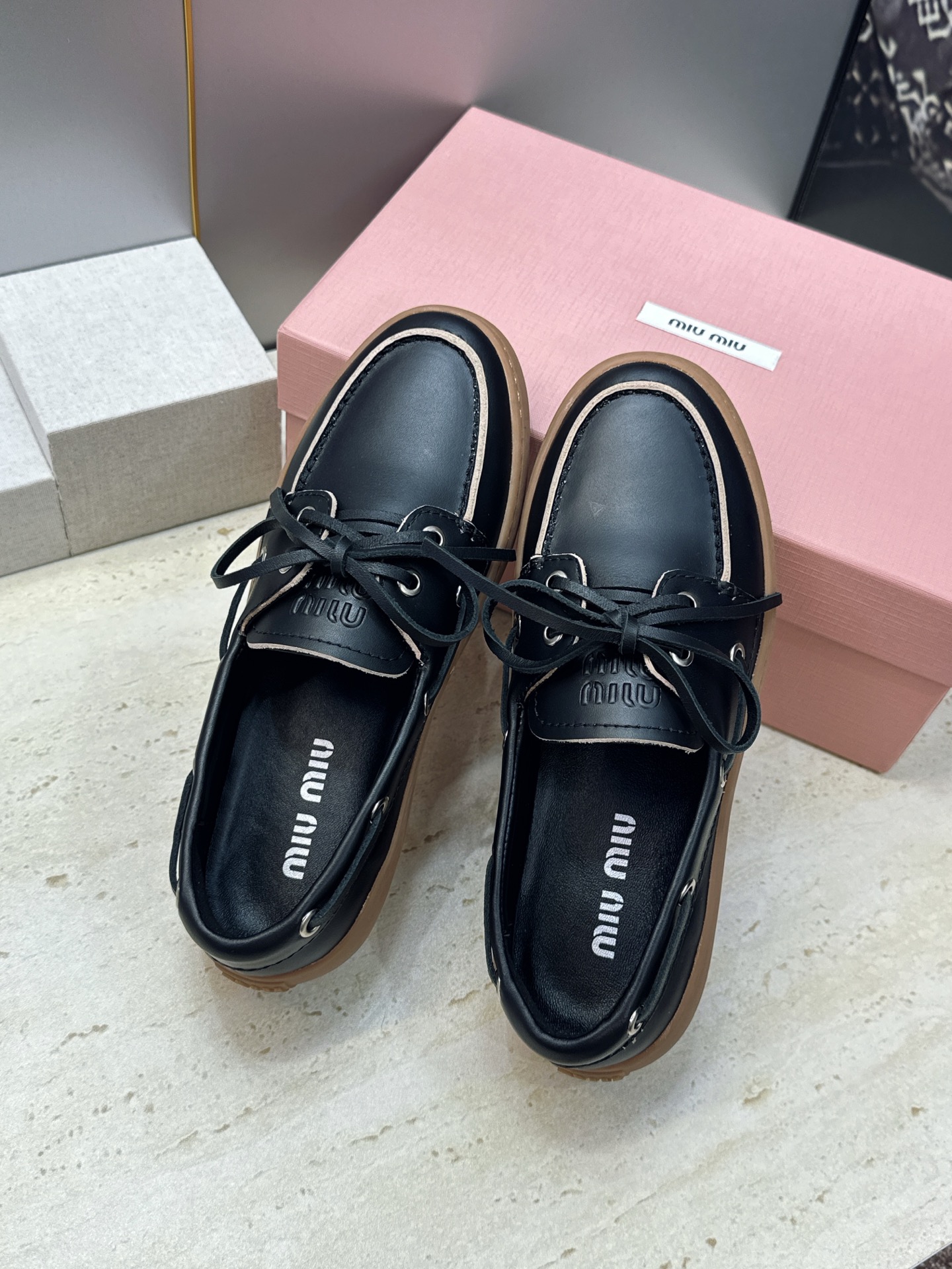 Miumiu 2026春夏新款蝴蝶结休闲女鞋 缪缪字母logo平底系带圆头徳训单鞋 材质:鞋面进口小牛皮/进口羊猄皮+水 Miumiu 2026春夏新款蝴蝶结休闲女鞋 缪缪字母logo平底系带圆头徳训单鞋 材质:鞋面进口小牛皮/进口羊猄皮+水