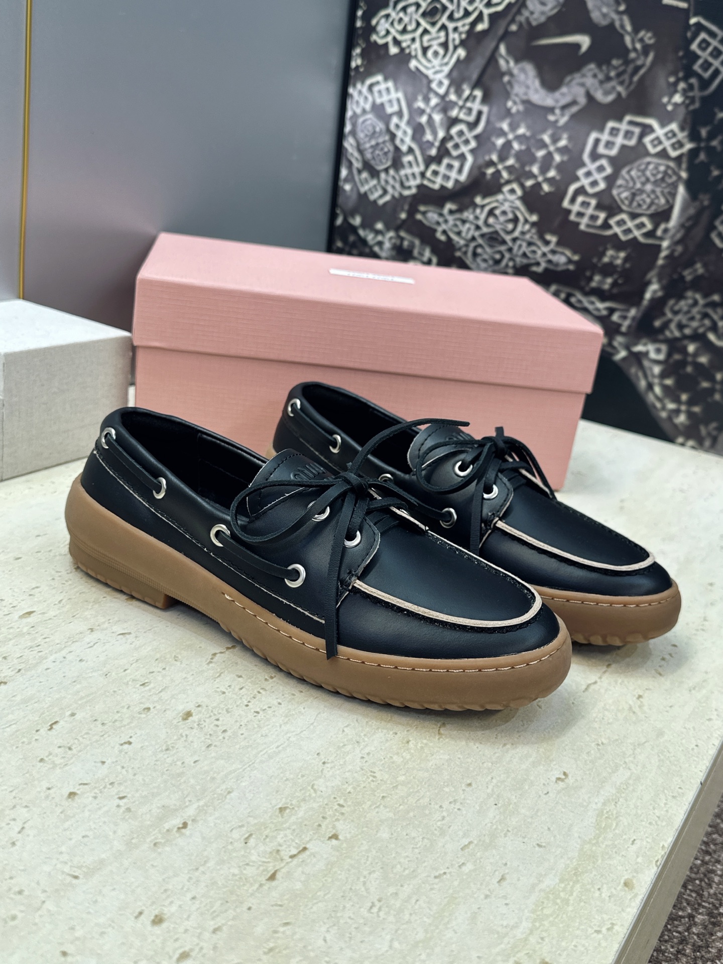 Miumiu 2026春夏新款蝴蝶结休闲女鞋 缪缪字母logo平底系带圆头徳训单鞋 材质:鞋面进口小牛皮/进口羊猄皮+水 Miumiu 2026春夏新款蝴蝶结休闲女鞋 缪缪字母logo平底系带圆头徳训单鞋 材质:鞋面进口小牛皮/进口羊猄皮+水