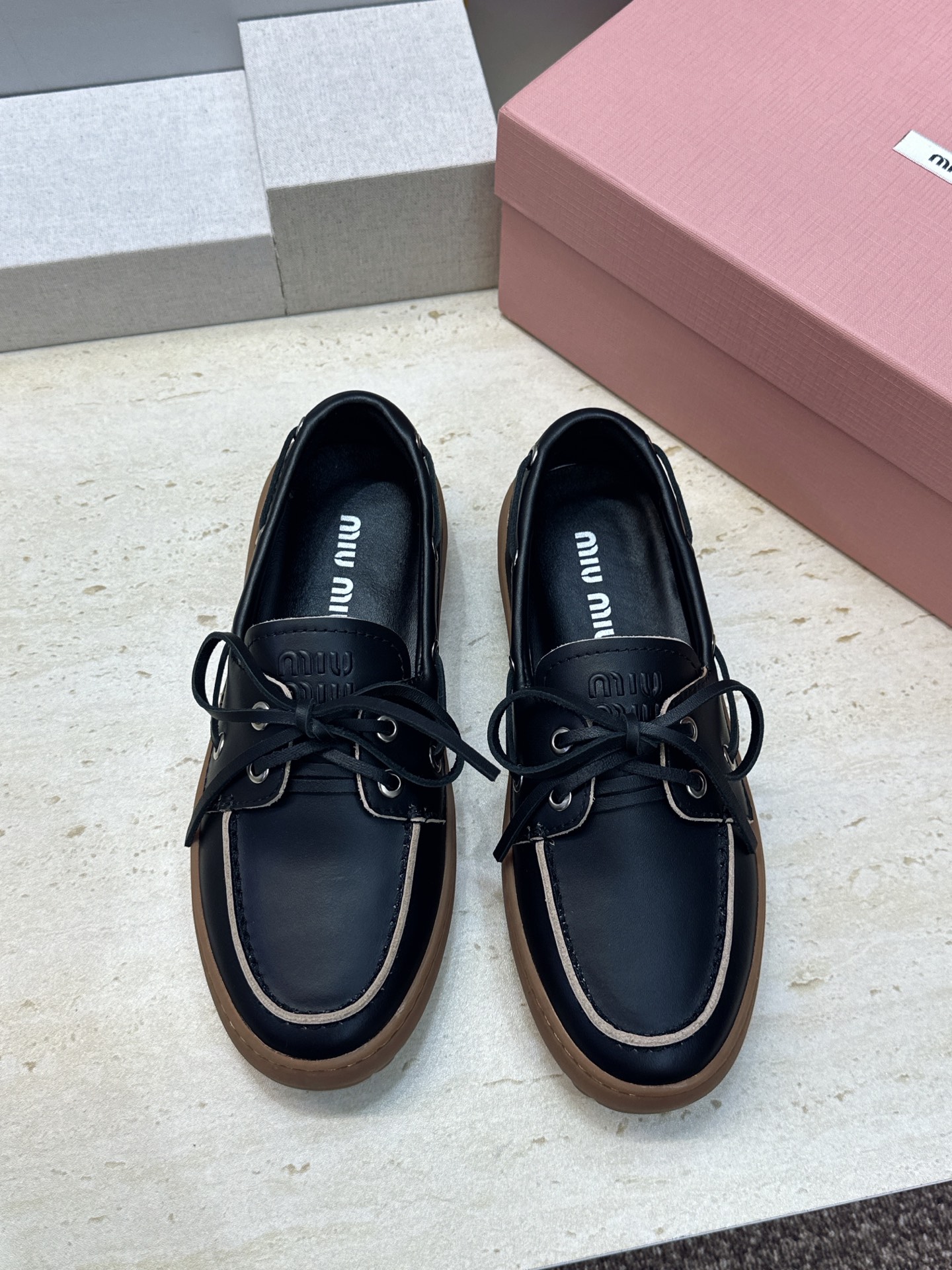Miumiu 2026春夏新款蝴蝶结休闲女鞋 缪缪字母logo平底系带圆头徳训单鞋 材质:鞋面进口小牛皮/进口羊猄皮+水