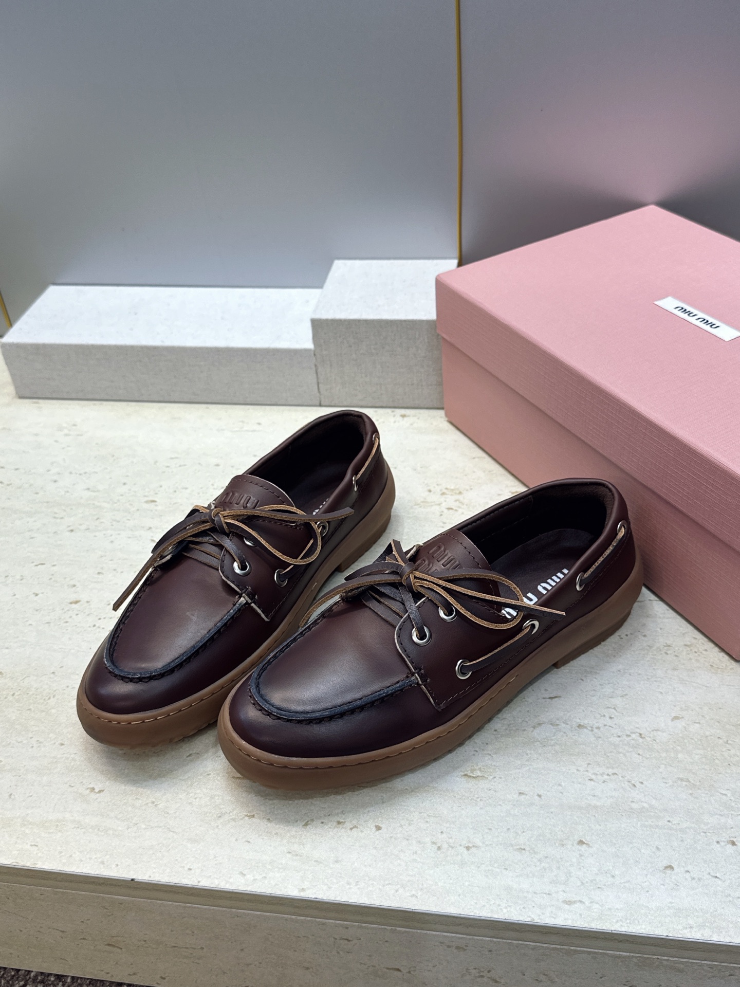 Miumiu 2026春夏新款蝴蝶结休闲女鞋 缪缪字母logo平底系带圆头徳训单鞋 材质:鞋面进口小牛皮/进口羊猄皮+水 Miumiu 2026春夏新款蝴蝶结休闲女鞋 缪缪字母logo平底系带圆头徳训单鞋 材质:鞋面进口小牛皮/进口羊猄皮+水