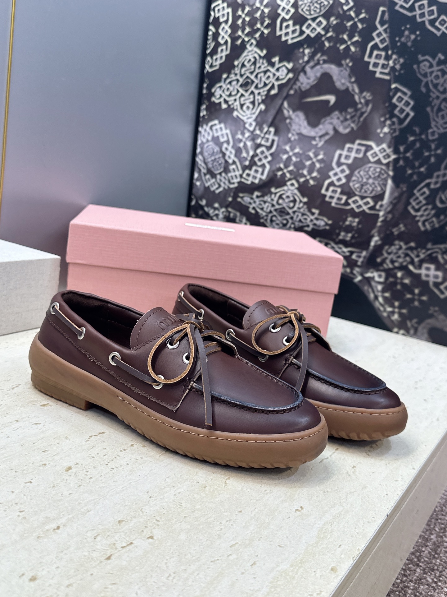Miumiu 2026春夏新款蝴蝶结休闲女鞋 缪缪字母logo平底系带圆头徳训单鞋 材质:鞋面进口小牛皮/进口羊猄皮+水