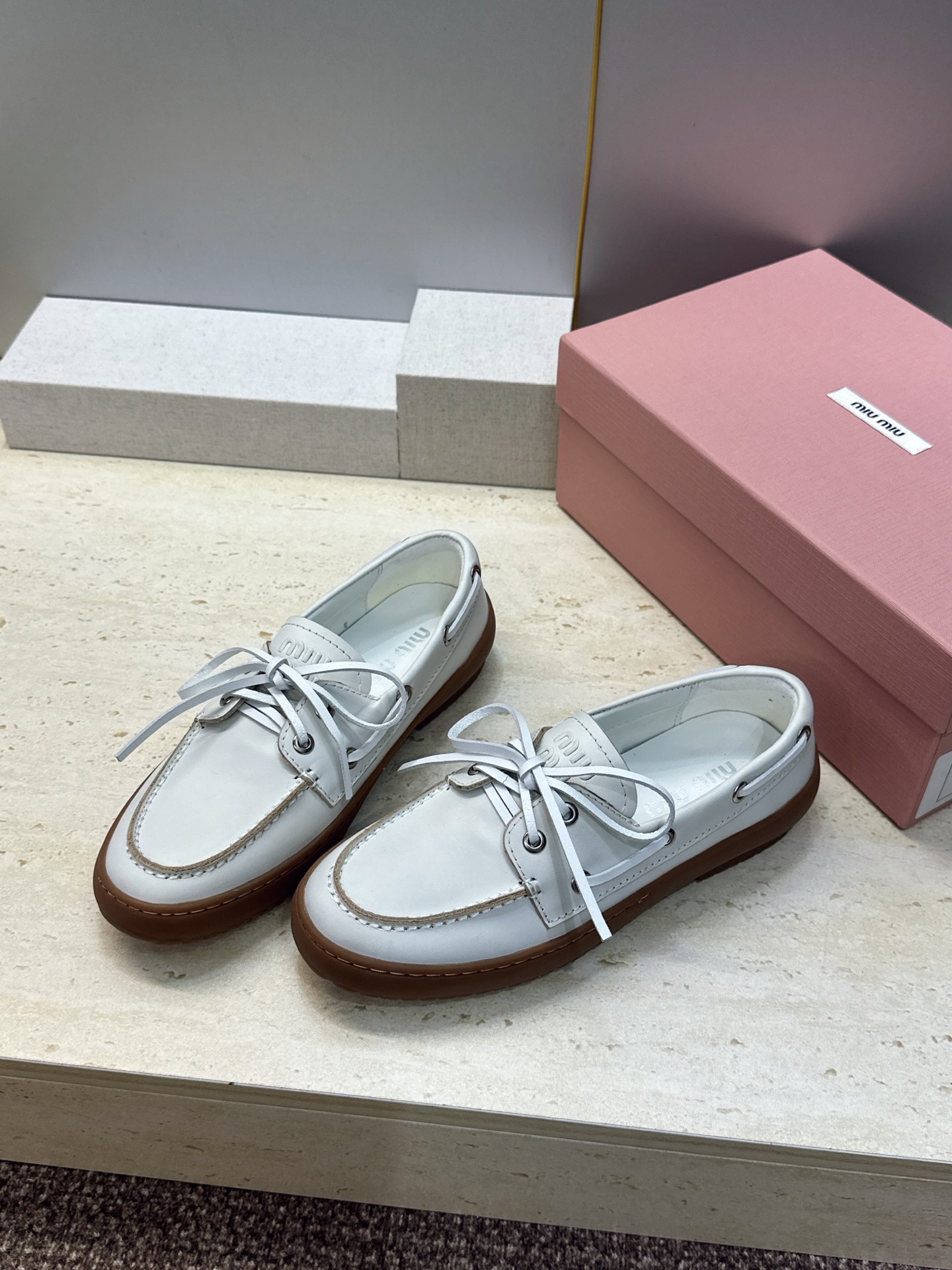 Miumiu 2026春夏新款蝴蝶结休闲女鞋 缪缪字母logo平底系带圆头徳训单鞋 材质:鞋面进口小牛皮/进口羊猄皮+水 Miumiu 2026春夏新款蝴蝶结休闲女鞋 缪缪字母logo平底系带圆头徳训单鞋 材质:鞋面进口小牛皮/进口羊猄皮+水