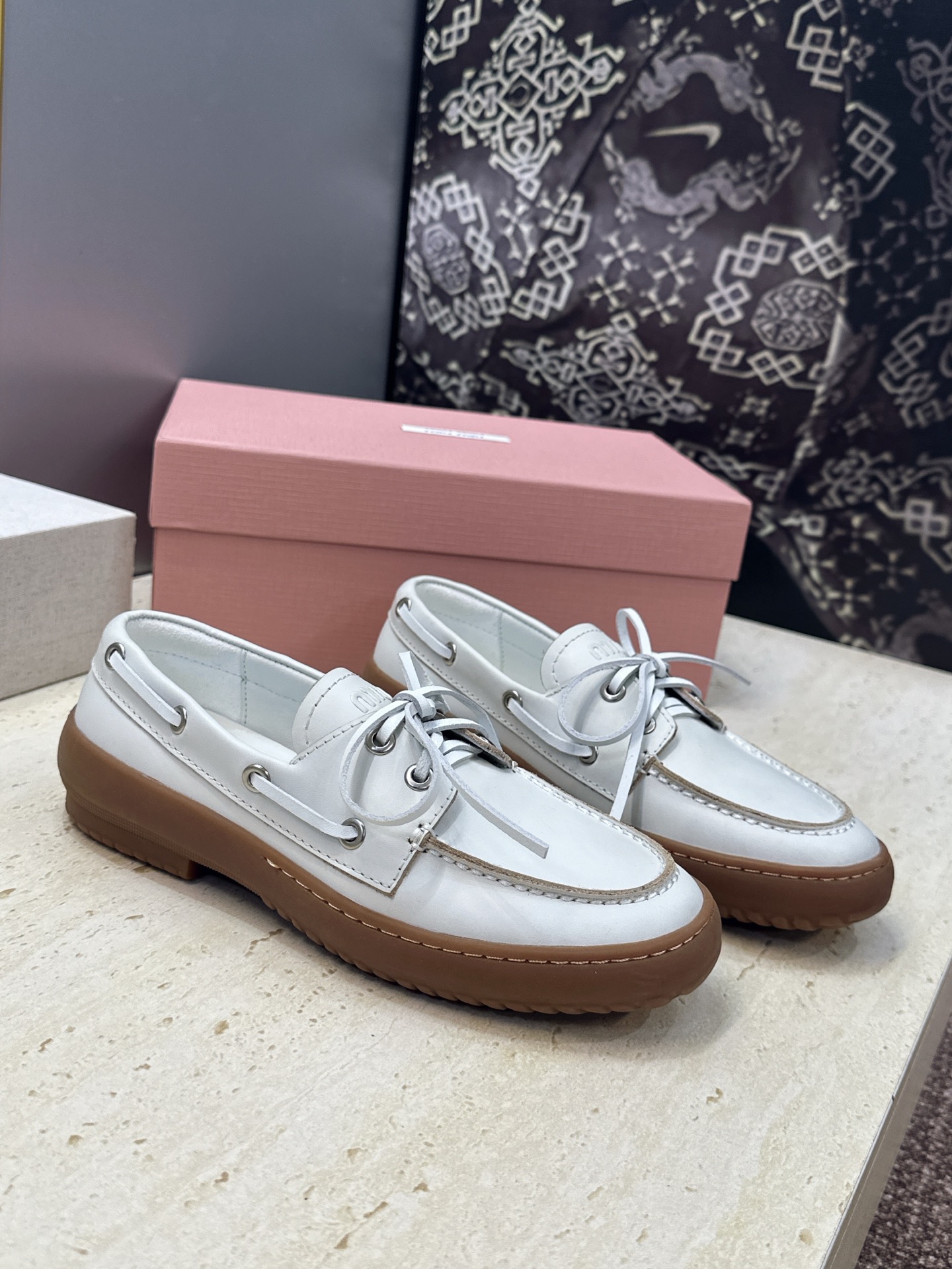 Miumiu 2026春夏新款蝴蝶结休闲女鞋 缪缪字母logo平底系带圆头徳训单鞋 材质:鞋面进口小牛皮/进口羊猄皮+水