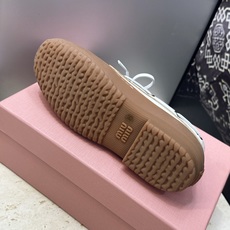 Miumiu 2026春夏新款蝴蝶结休闲女鞋 缪缪字母logo平底系带圆头徳训单鞋 材质:鞋面进口小牛皮/进口羊猄皮+水 Miumiu 2026春夏新款蝴蝶结休闲女鞋 缪缪字母logo平底系带圆头徳训单鞋 材质:鞋面进口小牛皮/进口羊猄皮+水