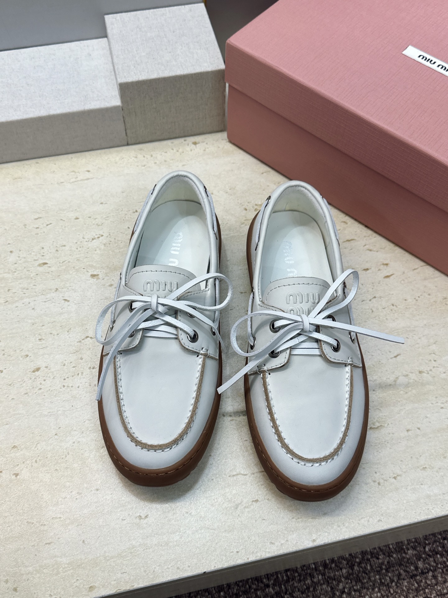 Miumiu 2026春夏新款蝴蝶结休闲女鞋 缪缪字母logo平底系带圆头徳训单鞋 材质:鞋面进口小牛皮/进口羊猄皮+水 Miumiu 2026春夏新款蝴蝶结休闲女鞋 缪缪字母logo平底系带圆头徳训单鞋 材质:鞋面进口小牛皮/进口羊猄皮+水