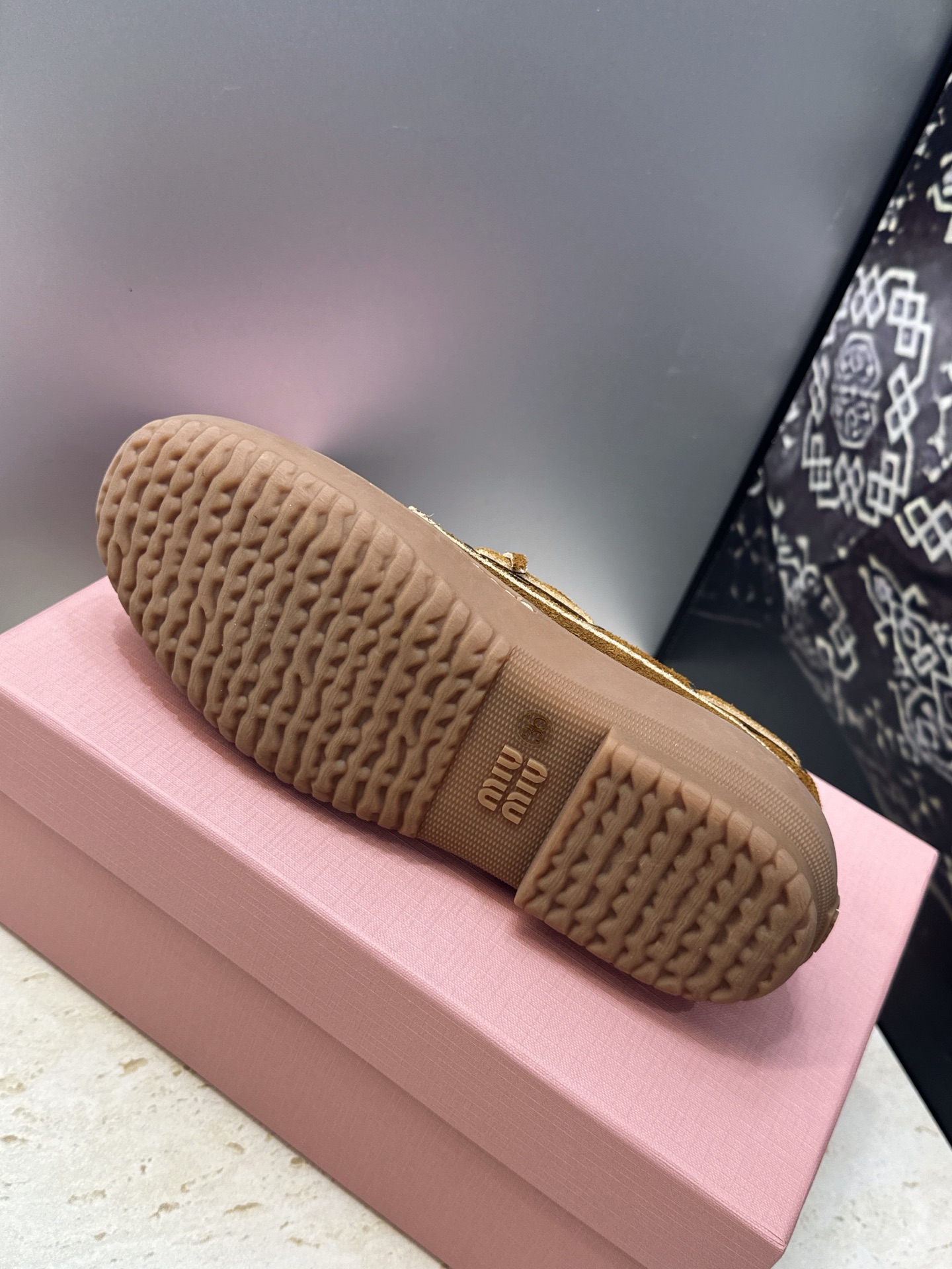 Miumiu 2026春夏新款蝴蝶结休闲女鞋 缪缪字母logo平底系带圆头徳训单鞋 材质:鞋面进口小牛皮/进口羊猄皮+水 Miumiu 2026春夏新款蝴蝶结休闲女鞋 缪缪字母logo平底系带圆头徳训单鞋 材质:鞋面进口小牛皮/进口羊猄皮+水