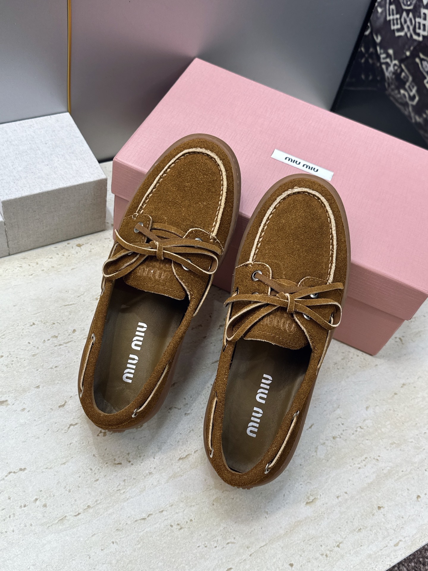 Miumiu 2026春夏新款蝴蝶结休闲女鞋 缪缪字母logo平底系带圆头徳训单鞋 材质:鞋面进口小牛皮/进口羊猄皮+水 Miumiu 2026春夏新款蝴蝶结休闲女鞋 缪缪字母logo平底系带圆头徳训单鞋 材质:鞋面进口小牛皮/进口羊猄皮+水