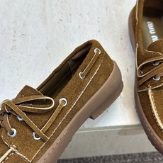 Miumiu 2026春夏新款蝴蝶结休闲女鞋 缪缪字母logo平底系带圆头徳训单鞋 材质:鞋面进口小牛皮/进口羊猄皮+水 Miumiu 2026春夏新款蝴蝶结休闲女鞋 缪缪字母logo平底系带圆头徳训单鞋 材质:鞋面进口小牛皮/进口羊猄皮+水