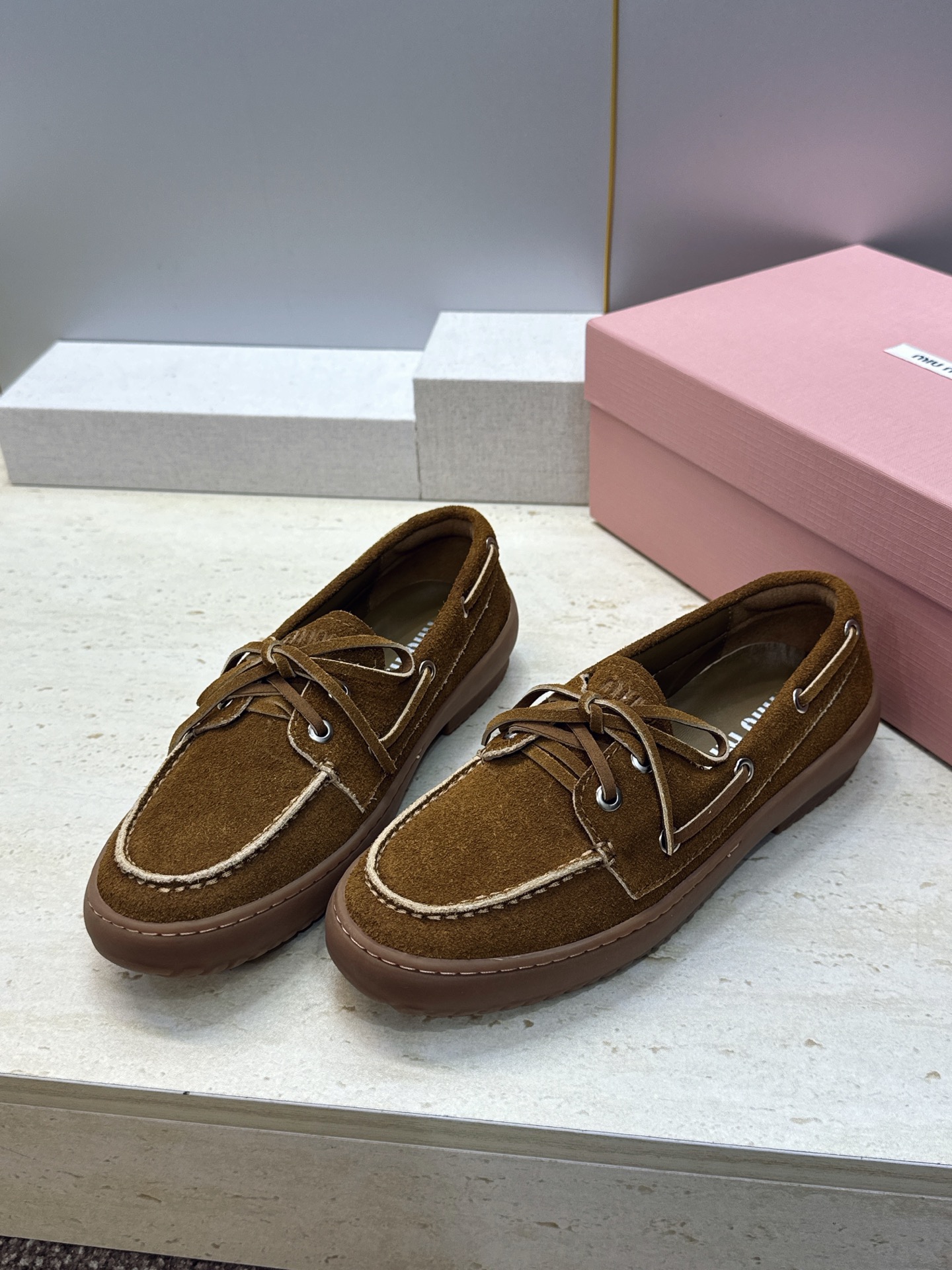Miumiu 2026春夏新款蝴蝶结休闲女鞋 缪缪字母logo平底系带圆头徳训单鞋 材质:鞋面进口小牛皮/进口羊猄皮+水 Miumiu 2026春夏新款蝴蝶结休闲女鞋 缪缪字母logo平底系带圆头徳训单鞋 材质:鞋面进口小牛皮/进口羊猄皮+水
