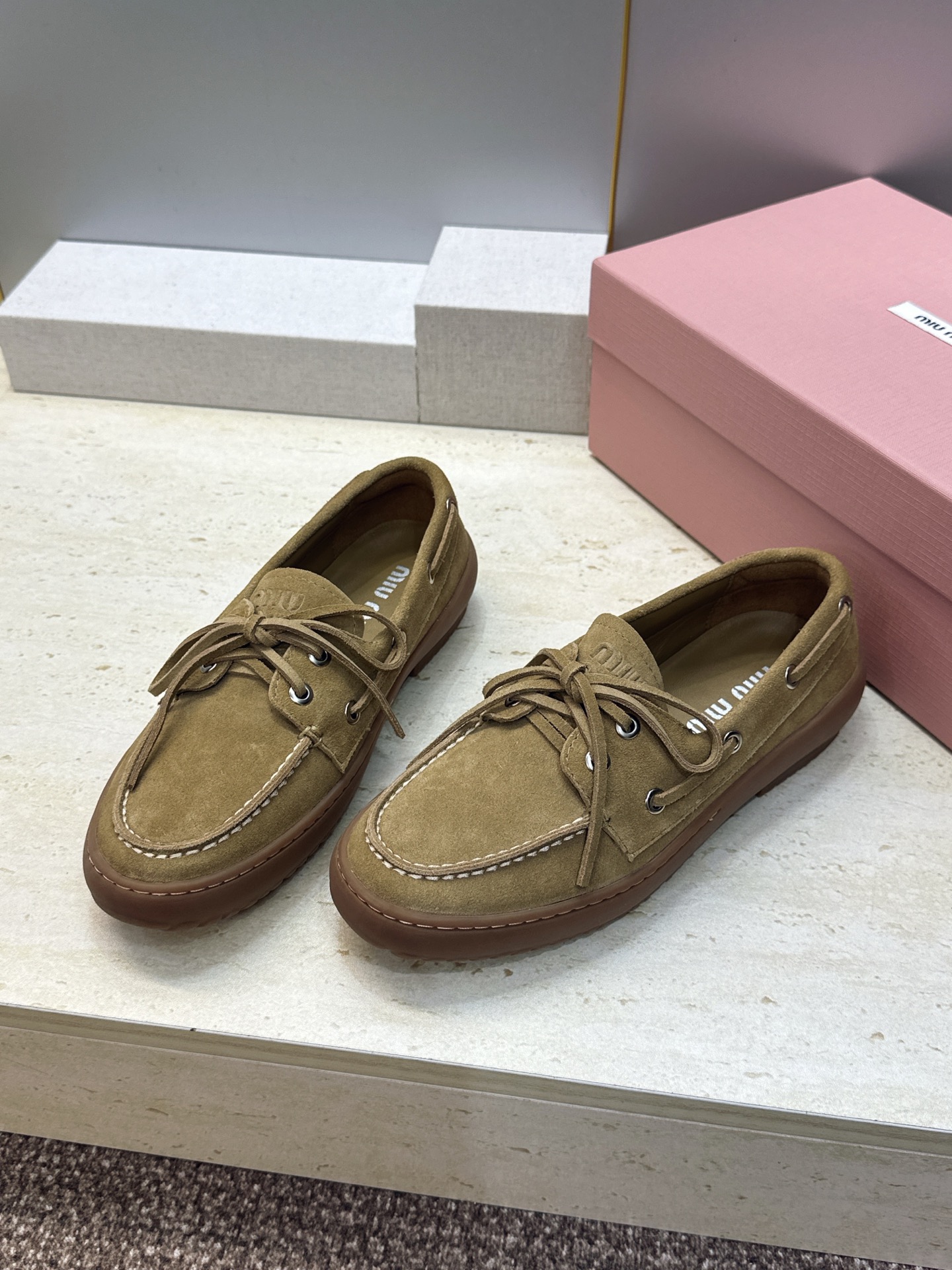 Miumiu 2026春夏新款蝴蝶结休闲女鞋 缪缪字母logo平底系带圆头徳训单鞋 材质:鞋面进口小牛皮/进口羊猄皮+水 Miumiu 2026春夏新款蝴蝶结休闲女鞋 缪缪字母logo平底系带圆头徳训单鞋 材质:鞋面进口小牛皮/进口羊猄皮+水