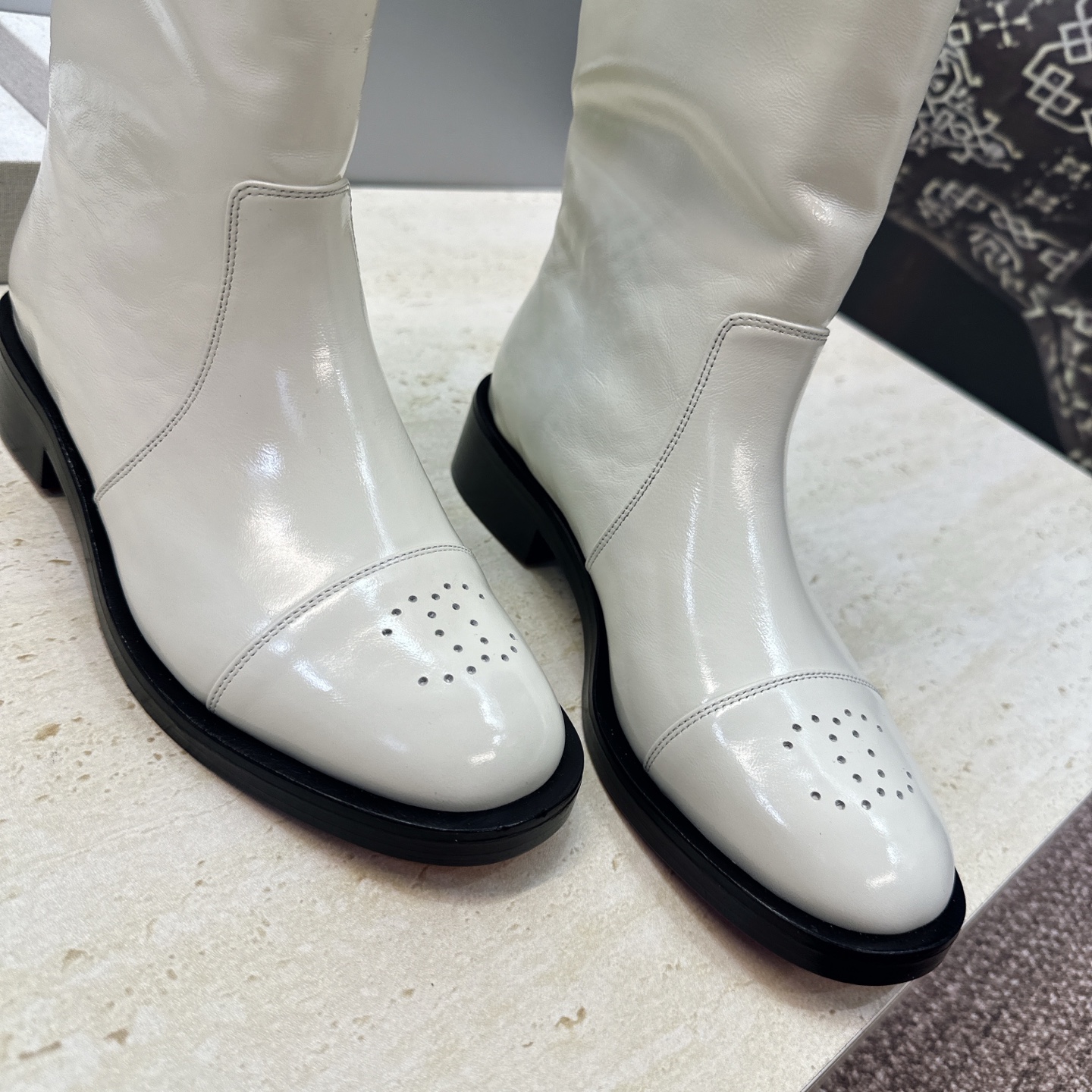 Chanel 香奈儿 2026秋冬新款高筒及膝女长靴 小香双C字母logo冲孔低跟圆头机车骑士靴 材质:鞋面进口油蜡牛 Chanel 香奈儿 2026秋冬新款高筒及膝女长靴 小香双C字母logo冲孔低跟圆头机车骑士靴 材质:鞋面进口油蜡牛