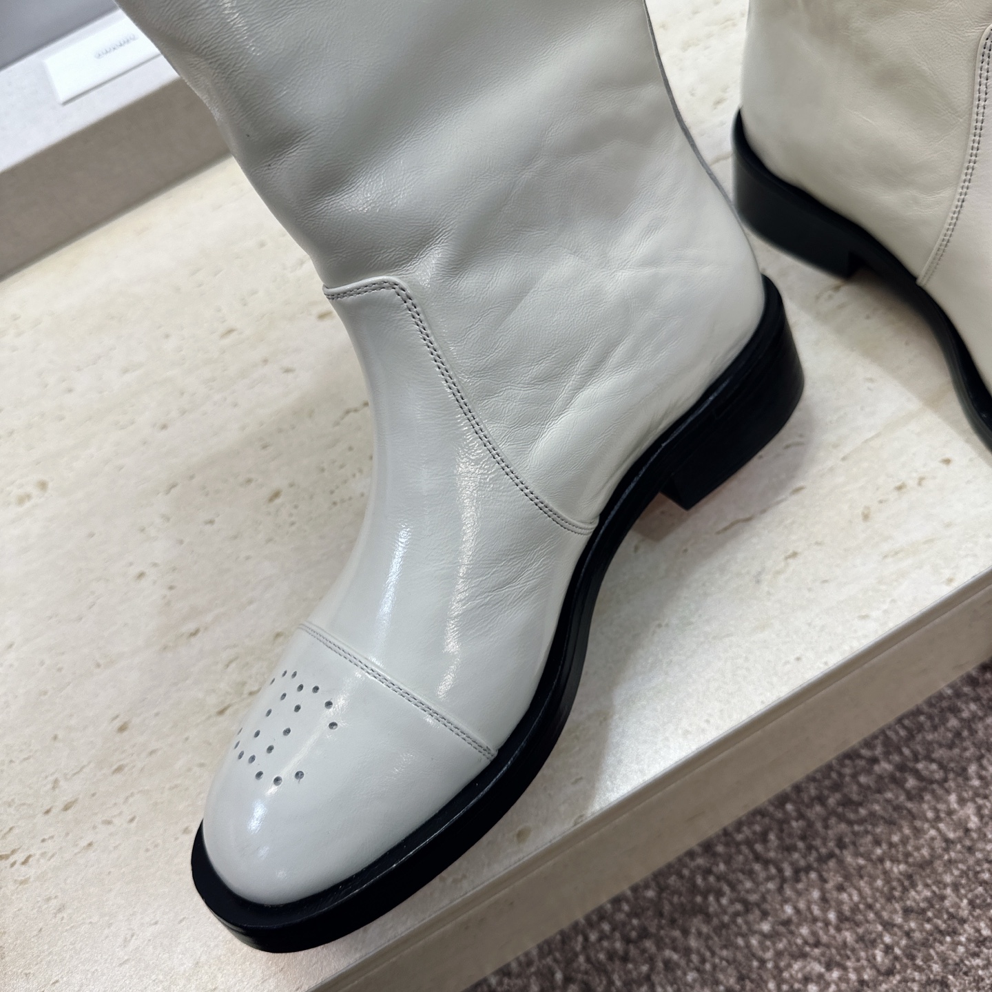 Chanel 香奈儿 2026秋冬新款高筒及膝女长靴 小香双C字母logo冲孔低跟圆头机车骑士靴  材质:鞋面进口油蜡牛