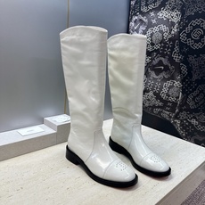 Chanel 香奈儿 2026秋冬新款高筒及膝女长靴 小香双C字母logo冲孔低跟圆头机车骑士靴 材质:鞋面进口油蜡牛 Chanel 香奈儿 2026秋冬新款高筒及膝女长靴 小香双C字母logo冲孔低跟圆头机车骑士靴 材质:鞋面进口油蜡牛