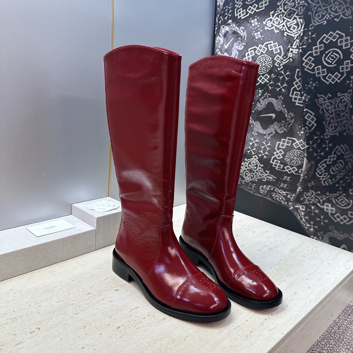 Chanel 香奈儿 2026秋冬新款高筒及膝女长靴 小香双C字母logo冲孔低跟圆头机车骑士靴 材质:鞋面进口油蜡牛 Chanel 香奈儿 2026秋冬新款高筒及膝女长靴 小香双C字母logo冲孔低跟圆头机车骑士靴 材质:鞋面进口油蜡牛