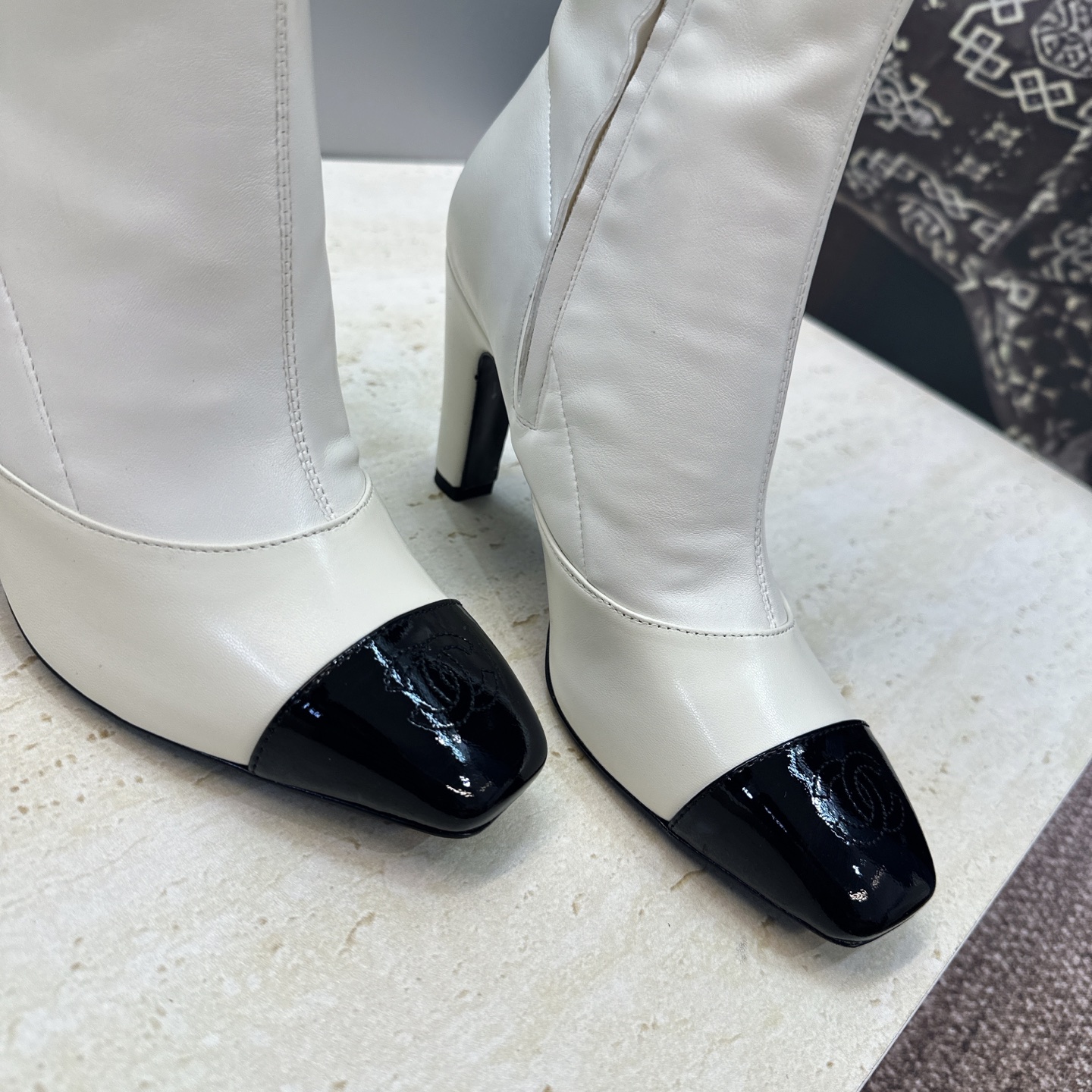 Chanel 香奈儿 2026秋冬新款高筒侧拉链及膝马丁弹力女长靴 小香双C字母电绣logo高跟方头拼色机车骑士靴  材