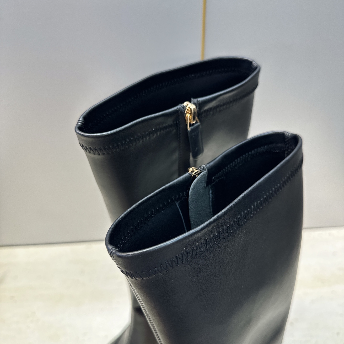 Chanel 香奈儿 2026秋冬新款高筒侧拉链及膝马丁弹力女长靴 小香双C字母电绣logo高跟方头拼色机车骑士靴 材 Chanel 香奈儿 2026秋冬新款高筒侧拉链及膝马丁弹力女长靴 小香双C字母电绣logo高跟方头拼色机车骑士靴 材