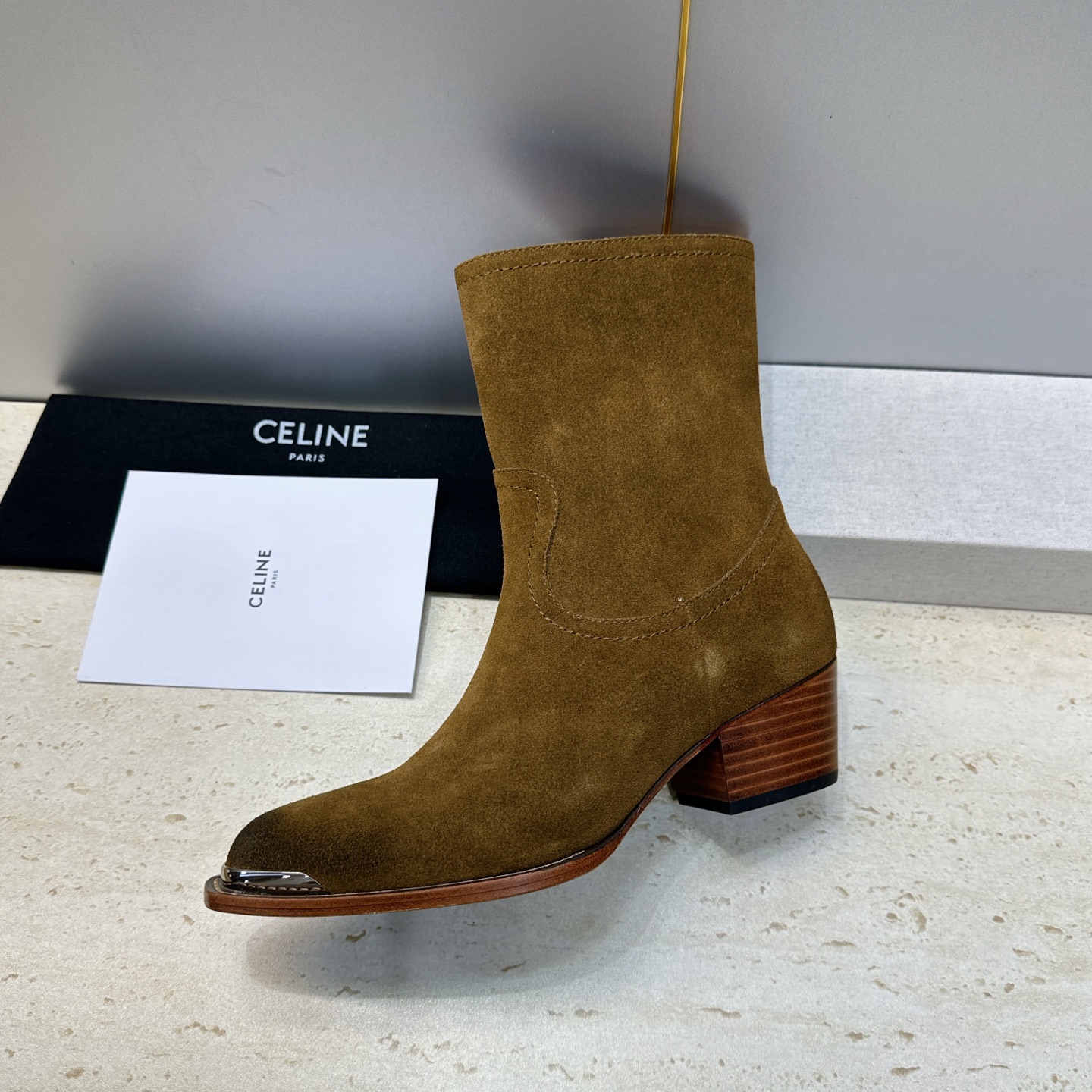 CELINE 2026秋冬新款游牧风格铁头机车女短靴 瑟琳字母logo五金扣粗跟侧拉链尖头骑士靴 材质:鞋面定制进口小牛
