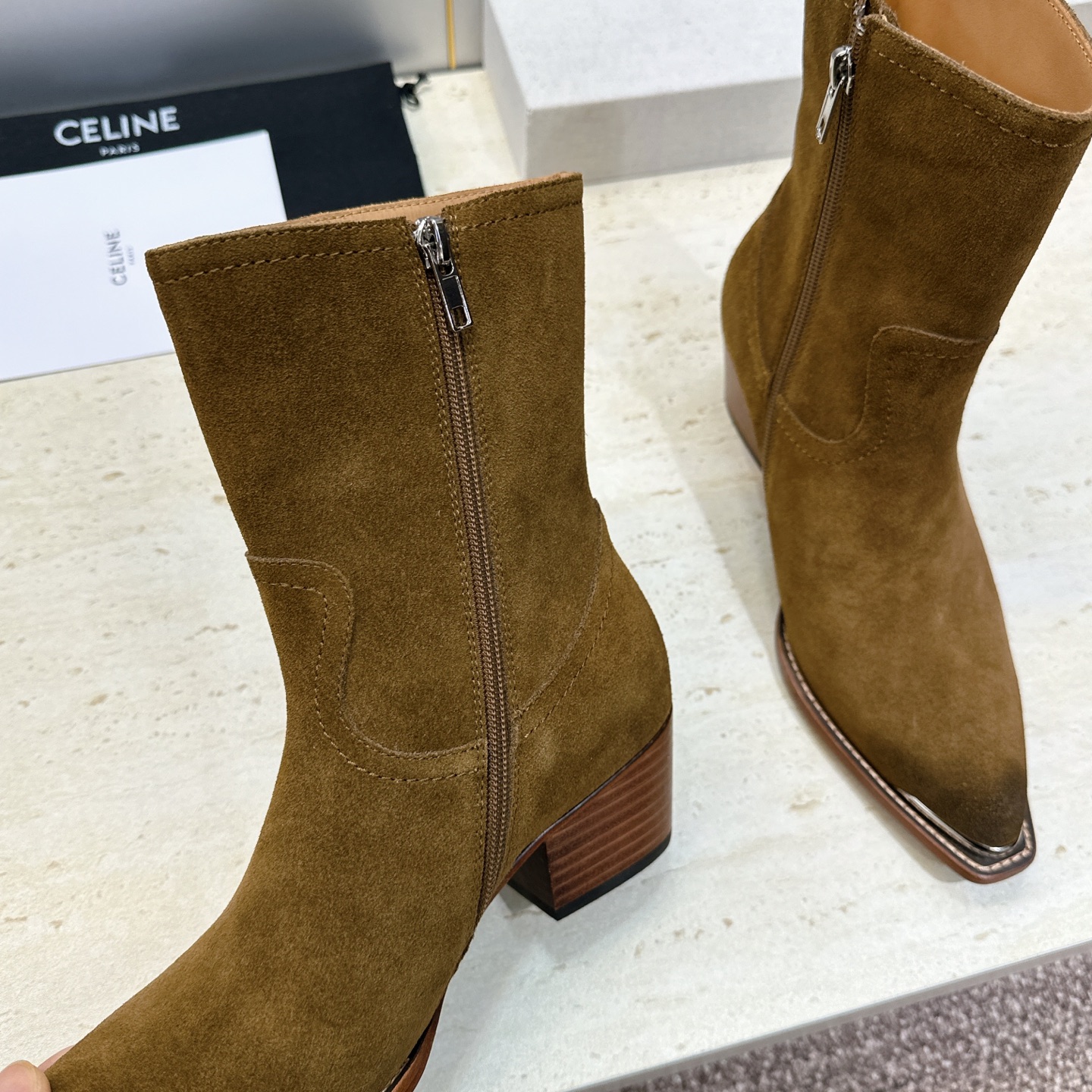 CELINE 2026秋冬新款游牧风格铁头机车女短靴 瑟琳字母logo五金扣粗跟侧拉链尖头骑士靴 材质:鞋面定制进口小牛