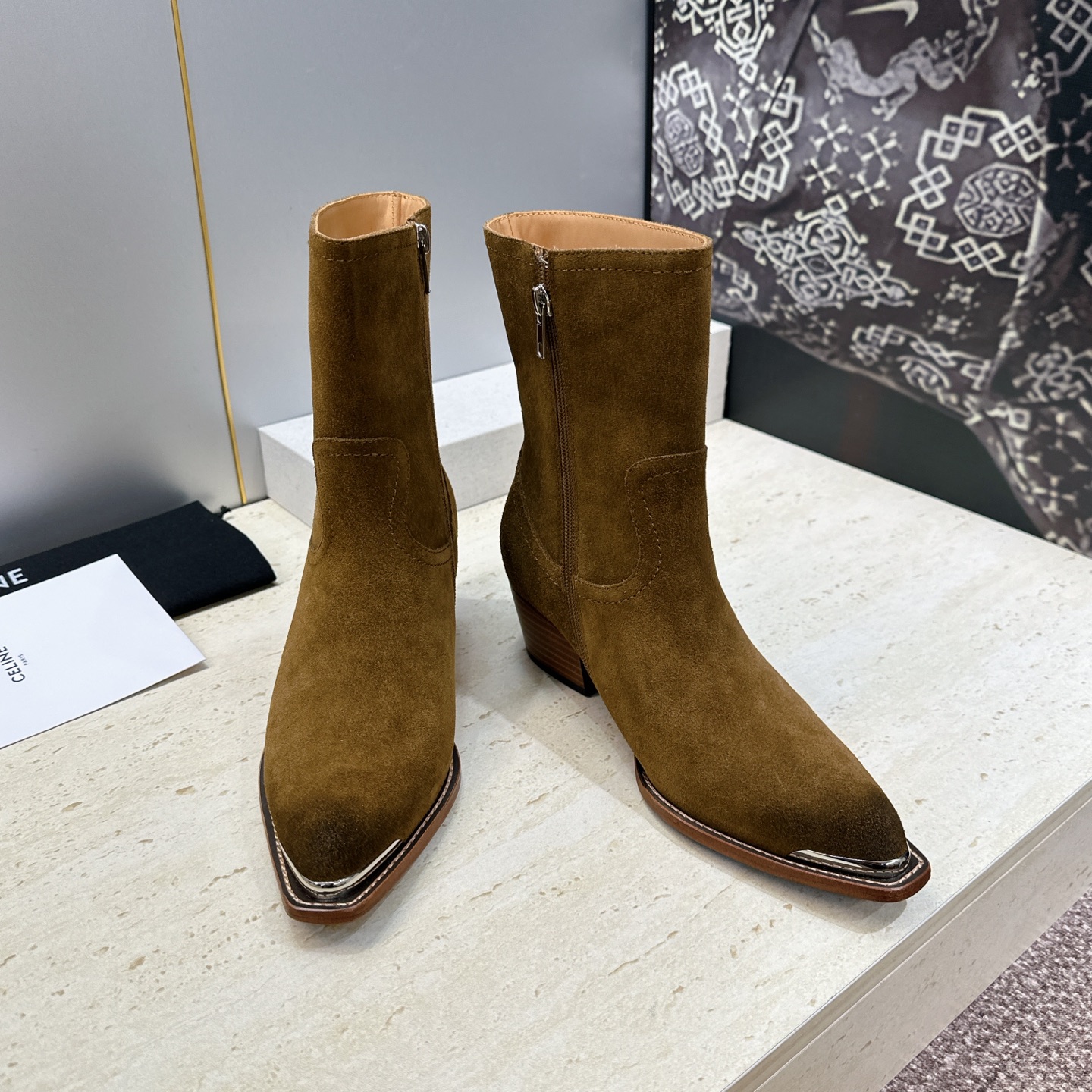 CELINE 2026秋冬新款游牧风格铁头机车女短靴 瑟琳字母logo五金扣粗跟侧拉链尖头骑士靴 材质:鞋面定制进口小牛