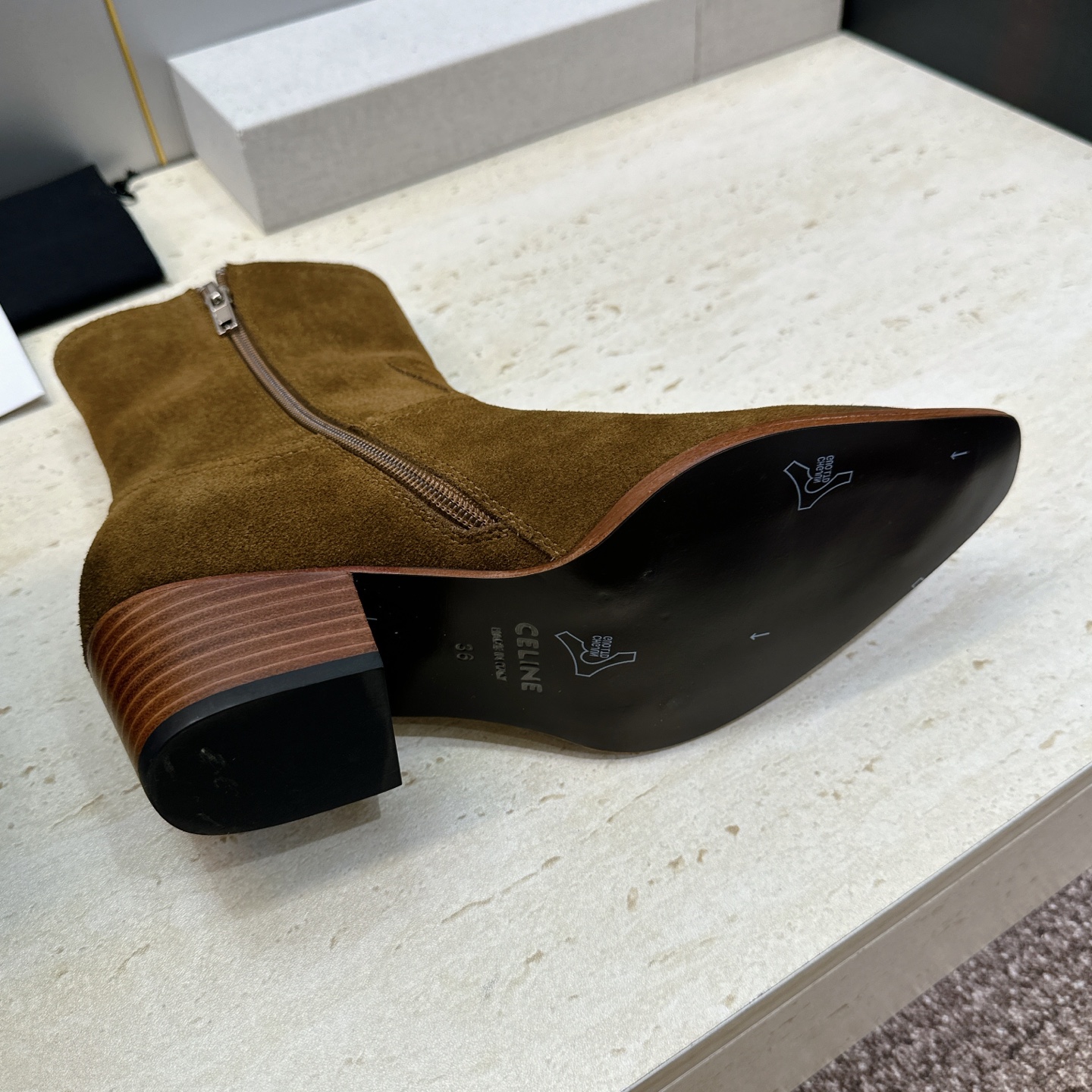 CELINE 2026秋冬新款游牧风格铁头机车女短靴 瑟琳字母logo五金扣粗跟侧拉链尖头骑士靴 材质:鞋面定制进口小牛