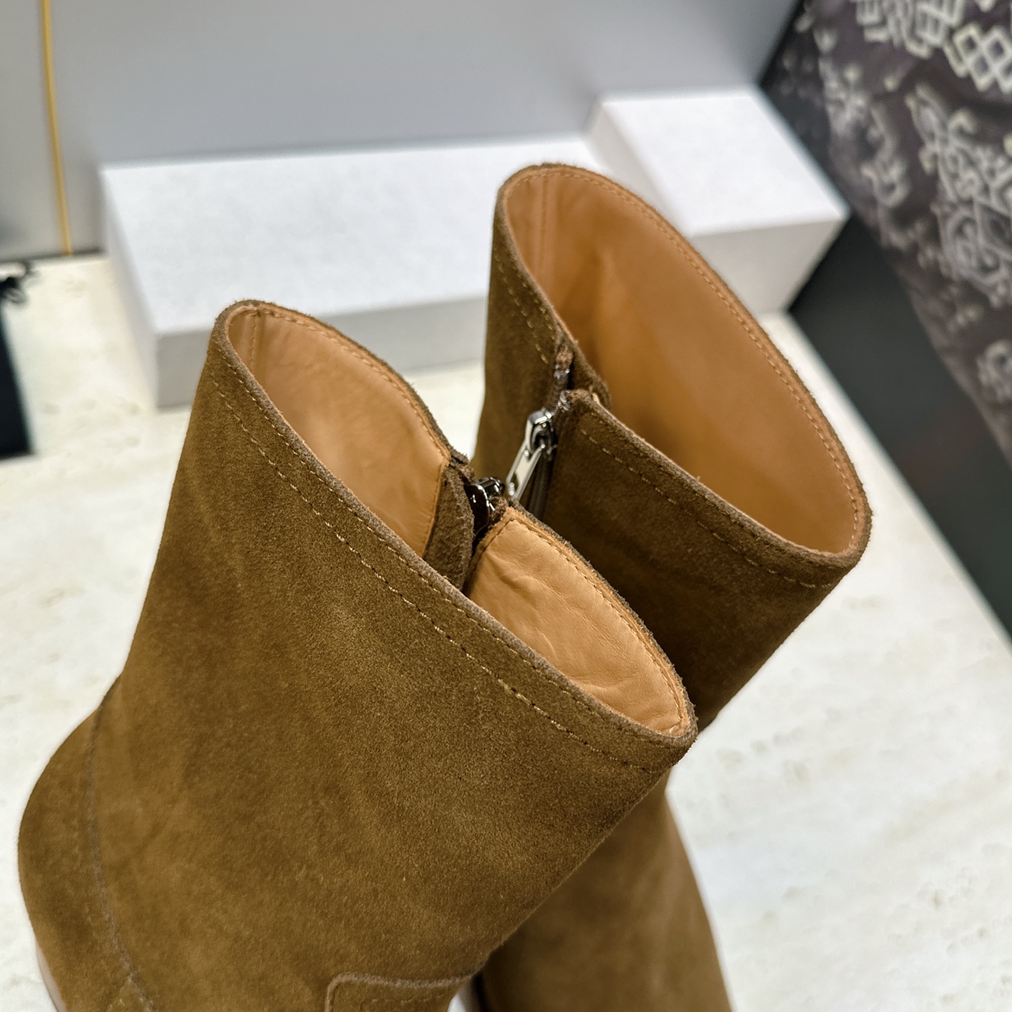 CELINE 2026秋冬新款游牧风格铁头机车女短靴 瑟琳字母logo五金扣粗跟侧拉链尖头骑士靴 材质:鞋面定制进口小牛