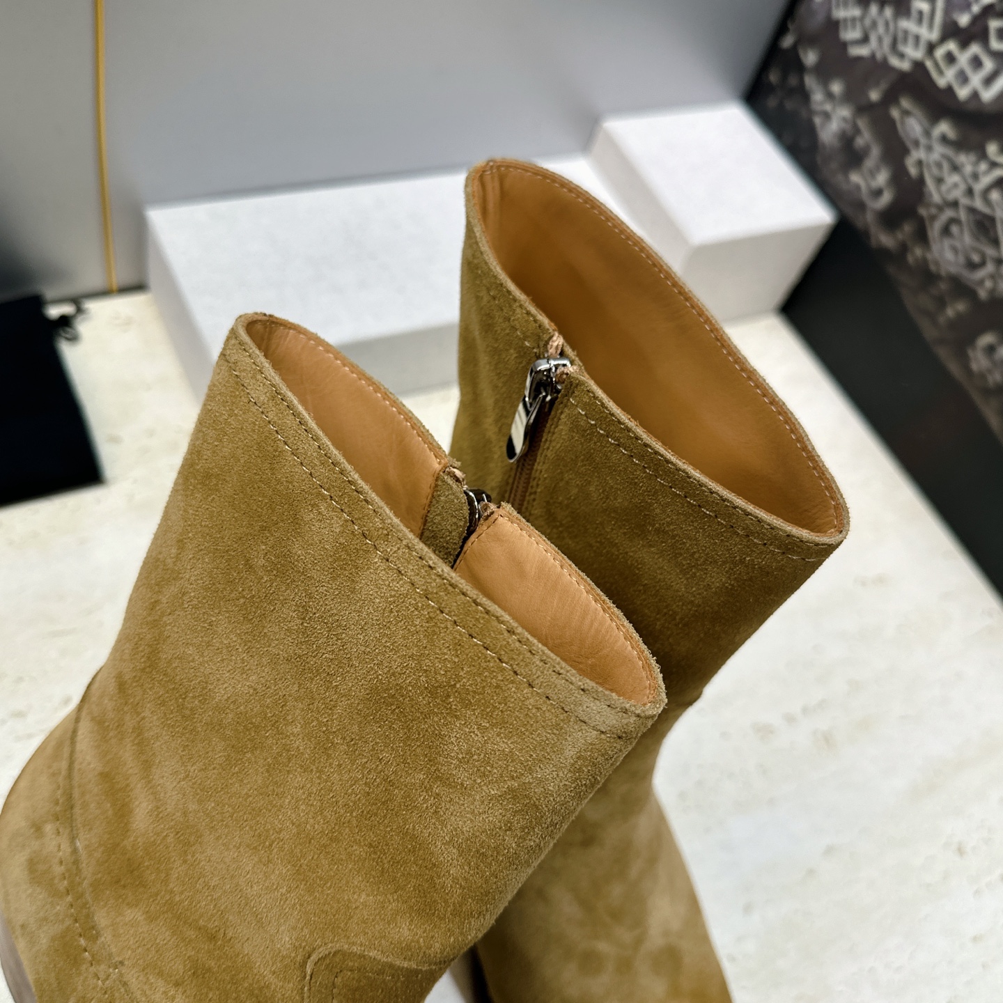 CELINE 2026秋冬新款游牧风格铁头机车女短靴 瑟琳字母logo五金扣粗跟侧拉链尖头骑士靴 材质:鞋面定制进口小牛 CELINE 2026秋冬新款游牧风格铁头机车女短靴 瑟琳字母logo五金扣粗跟侧拉链尖头骑士靴 材质:鞋面定制进口小牛