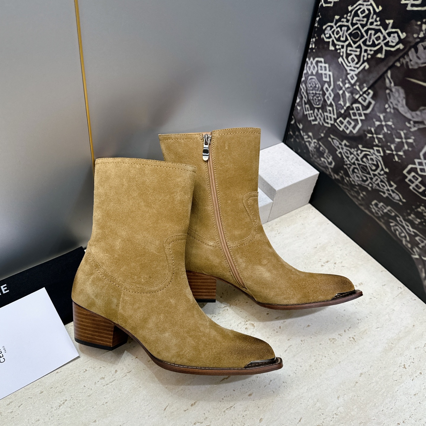CELINE 2026秋冬新款游牧风格铁头机车女短靴 瑟琳字母logo五金扣粗跟侧拉链尖头骑士靴 材质:鞋面定制进口小牛 CELINE 2026秋冬新款游牧风格铁头机车女短靴 瑟琳字母logo五金扣粗跟侧拉链尖头骑士靴 材质:鞋面定制进口小牛