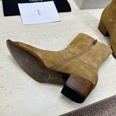 CELINE 2026秋冬新款游牧风格铁头机车女短靴 瑟琳字母logo五金扣粗跟侧拉链尖头骑士靴 材质:鞋面定制进口小牛 CELINE 2026秋冬新款游牧风格铁头机车女短靴 瑟琳字母logo五金扣粗跟侧拉链尖头骑士靴 材质:鞋面定制进口小牛