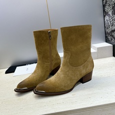 CELINE 2026秋冬新款游牧风格铁头机车女短靴 瑟琳字母logo五金扣粗跟侧拉链尖头骑士靴 材质:鞋面定制进口小牛 CELINE 2026秋冬新款游牧风格铁头机车女短靴 瑟琳字母logo五金扣粗跟侧拉链尖头骑士靴 材质:鞋面定制进口小牛