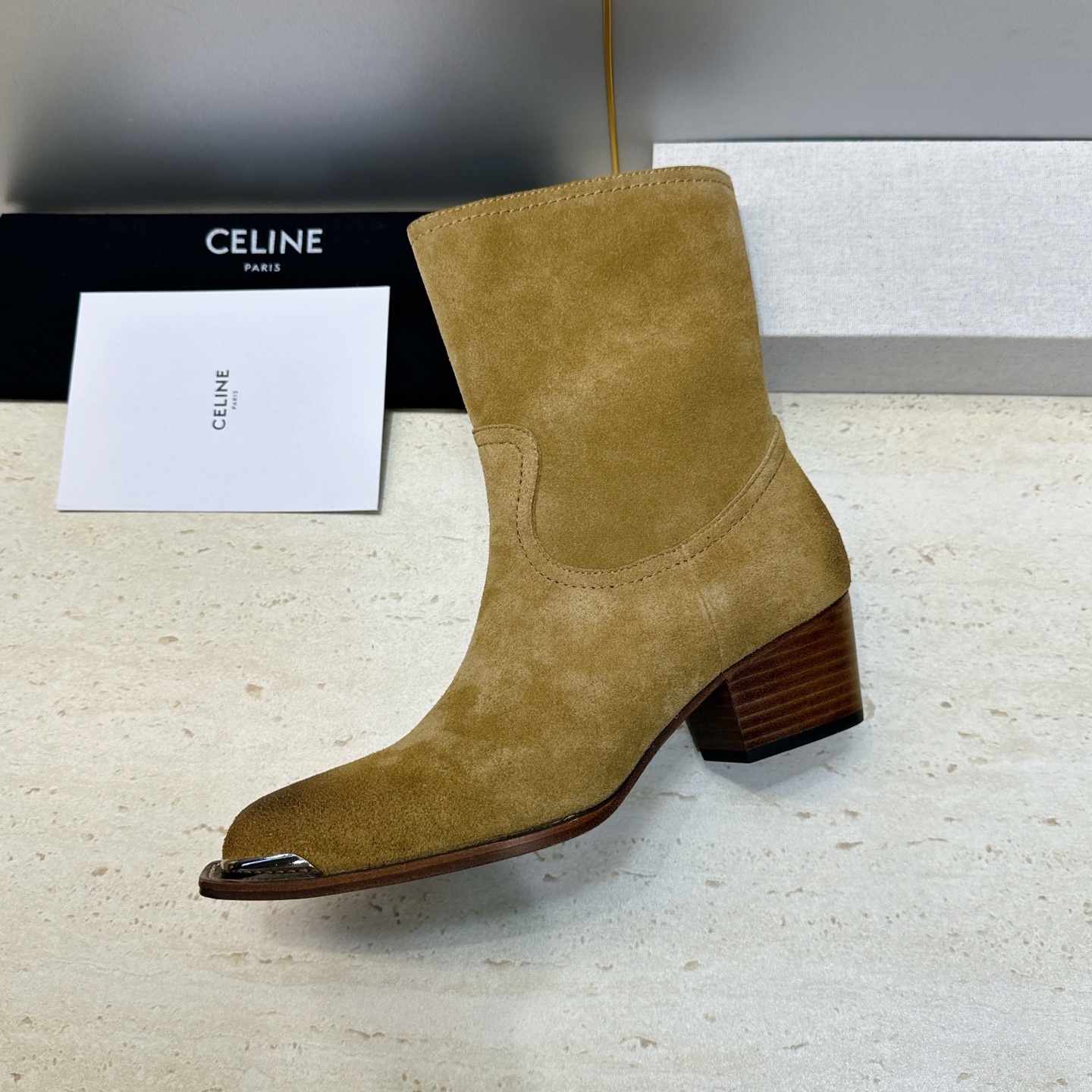 CELINE 2026秋冬新款游牧风格铁头机车女短靴 瑟琳字母logo五金扣粗跟侧拉链尖头骑士靴 材质:鞋面定制进口小牛 CELINE 2026秋冬新款游牧风格铁头机车女短靴 瑟琳字母logo五金扣粗跟侧拉链尖头骑士靴 材质:鞋面定制进口小牛