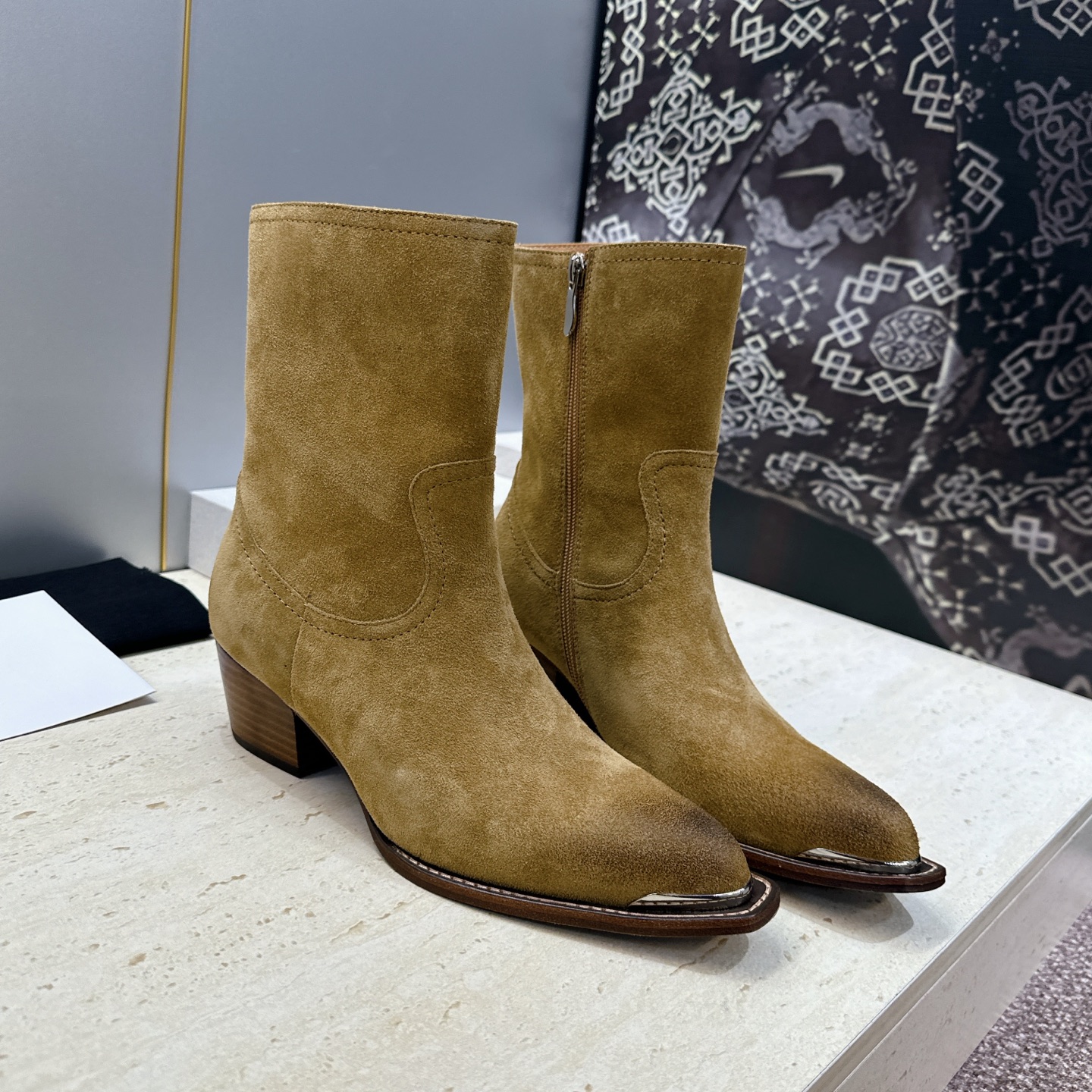 CELINE 2026秋冬新款游牧风格铁头机车女短靴 瑟琳字母logo五金扣粗跟侧拉链尖头骑士靴 材质:鞋面定制进口小牛 CELINE 2026秋冬新款游牧风格铁头机车女短靴 瑟琳字母logo五金扣粗跟侧拉链尖头骑士靴 材质:鞋面定制进口小牛