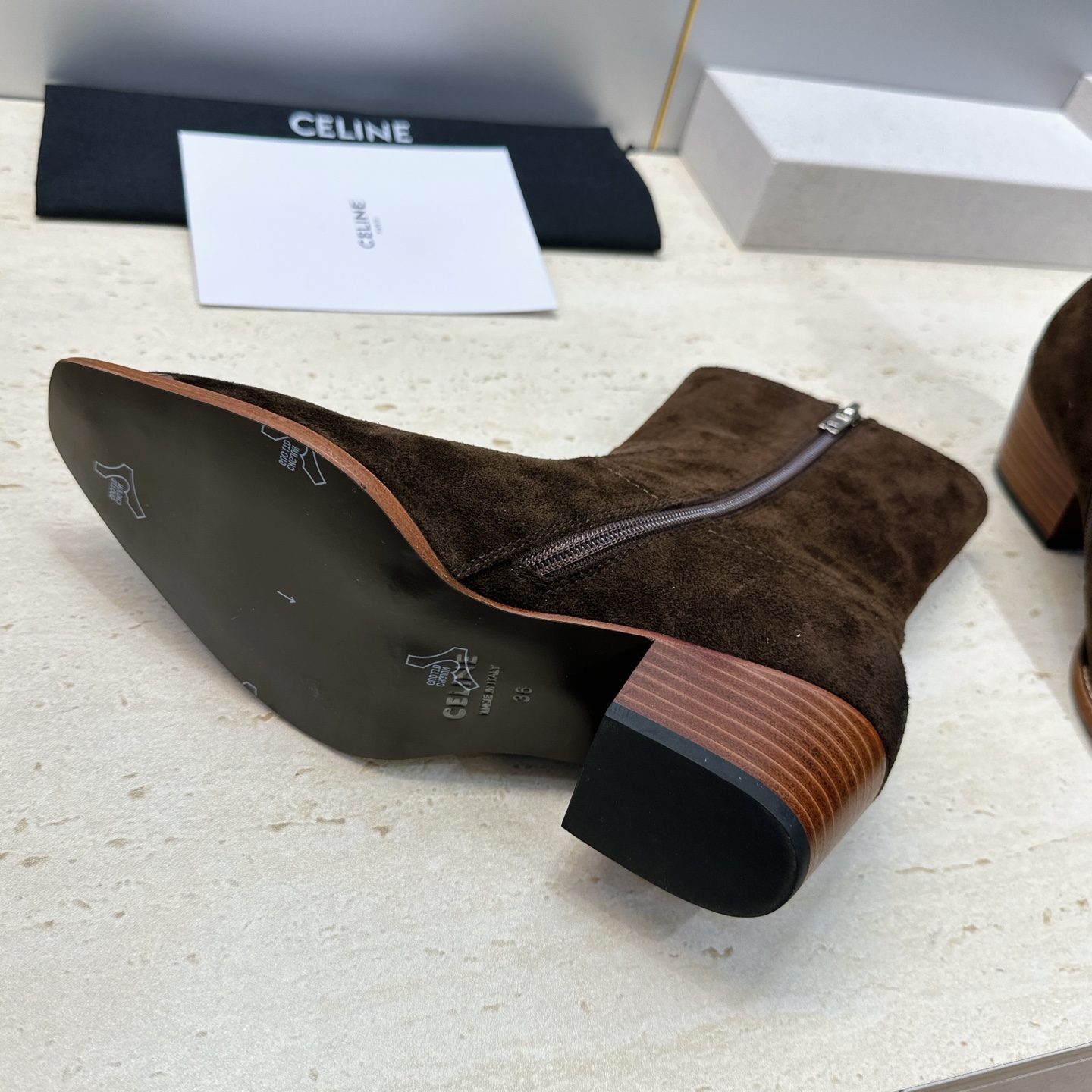 CELINE 2026秋冬新款游牧风格铁头机车女短靴 瑟琳字母logo五金扣粗跟侧拉链尖头骑士靴 材质:鞋面定制进口小牛