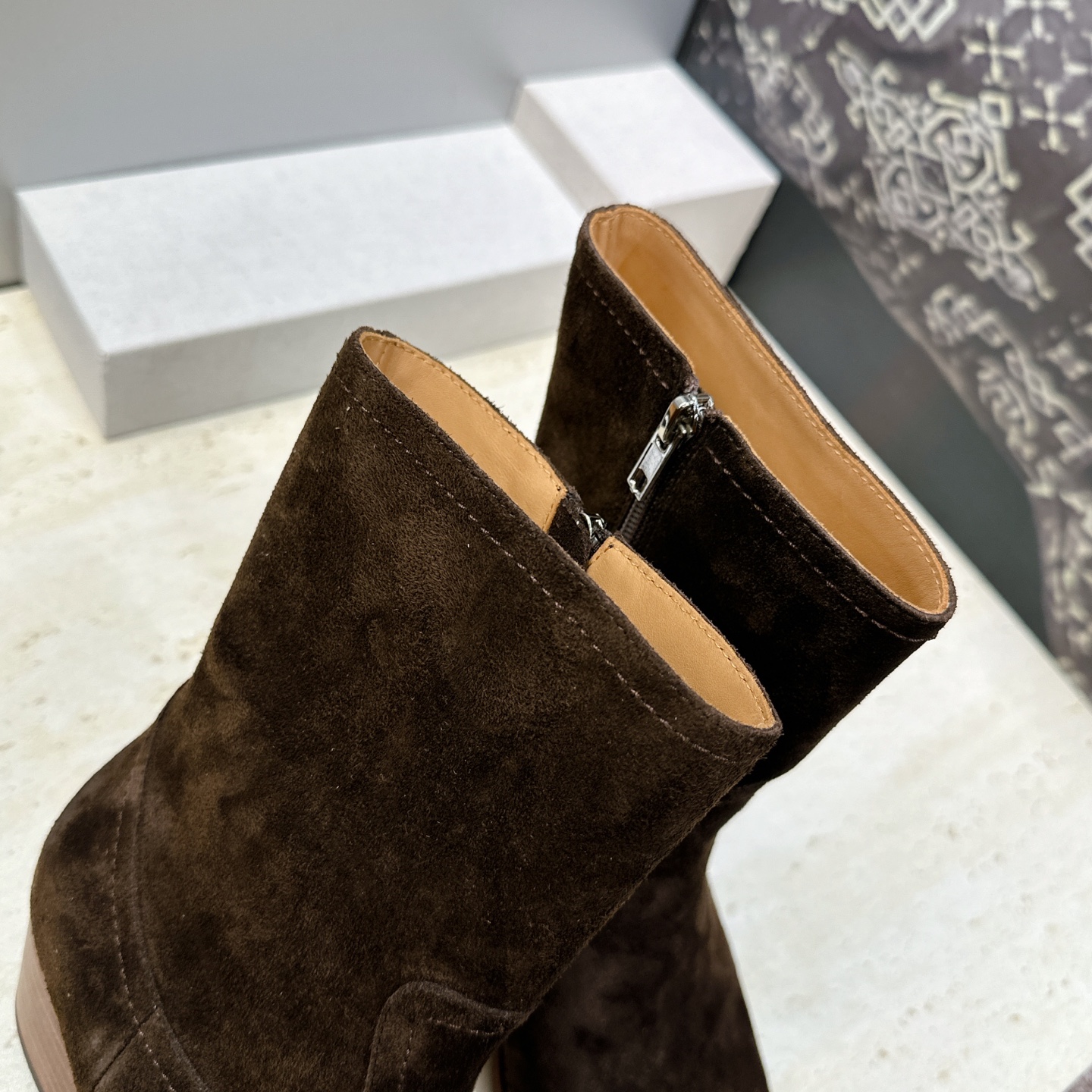 CELINE 2026秋冬新款游牧风格铁头机车女短靴 瑟琳字母logo五金扣粗跟侧拉链尖头骑士靴 材质:鞋面定制进口小牛