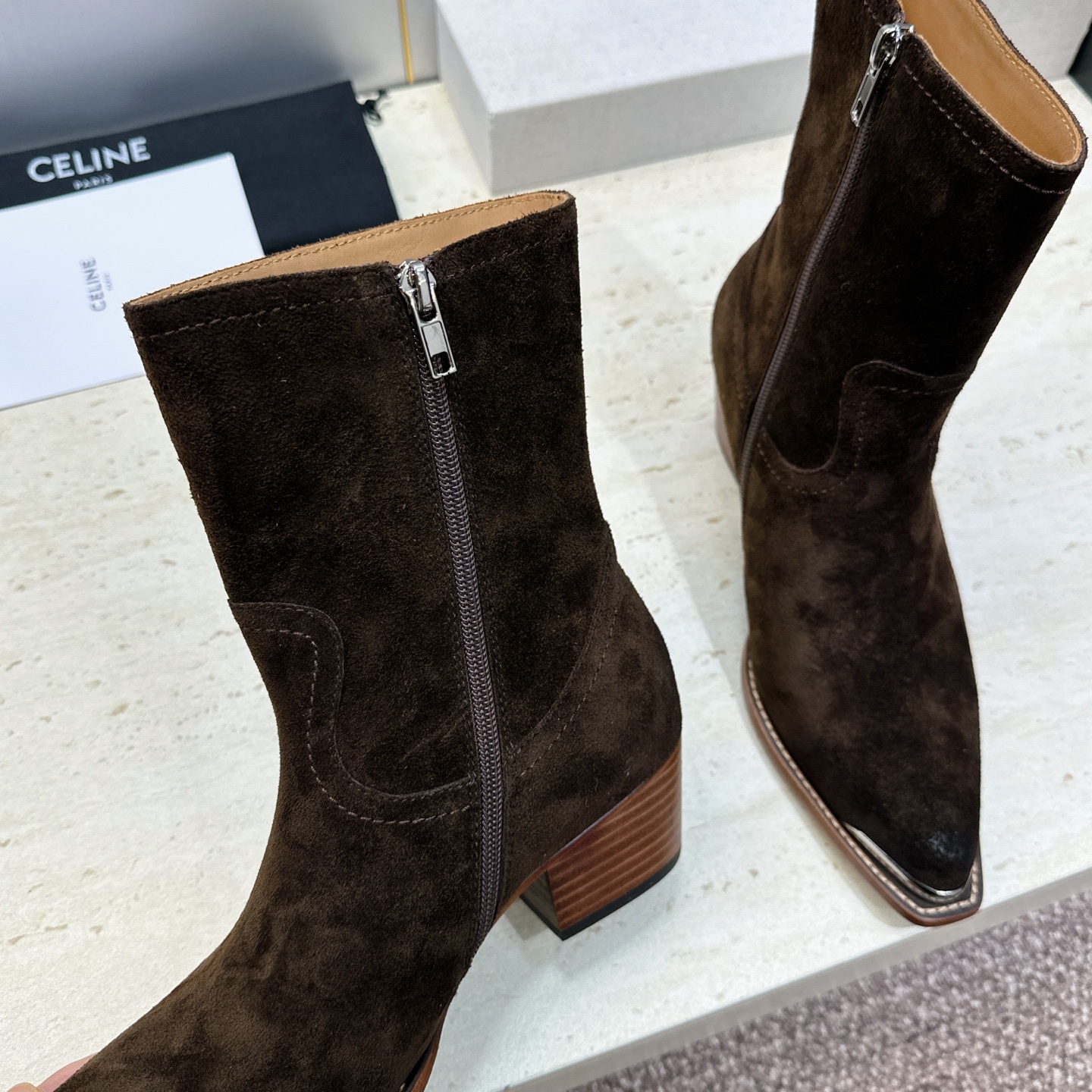 CELINE 2026秋冬新款游牧风格铁头机车女短靴 瑟琳字母logo五金扣粗跟侧拉链尖头骑士靴 材质:鞋面定制进口小牛