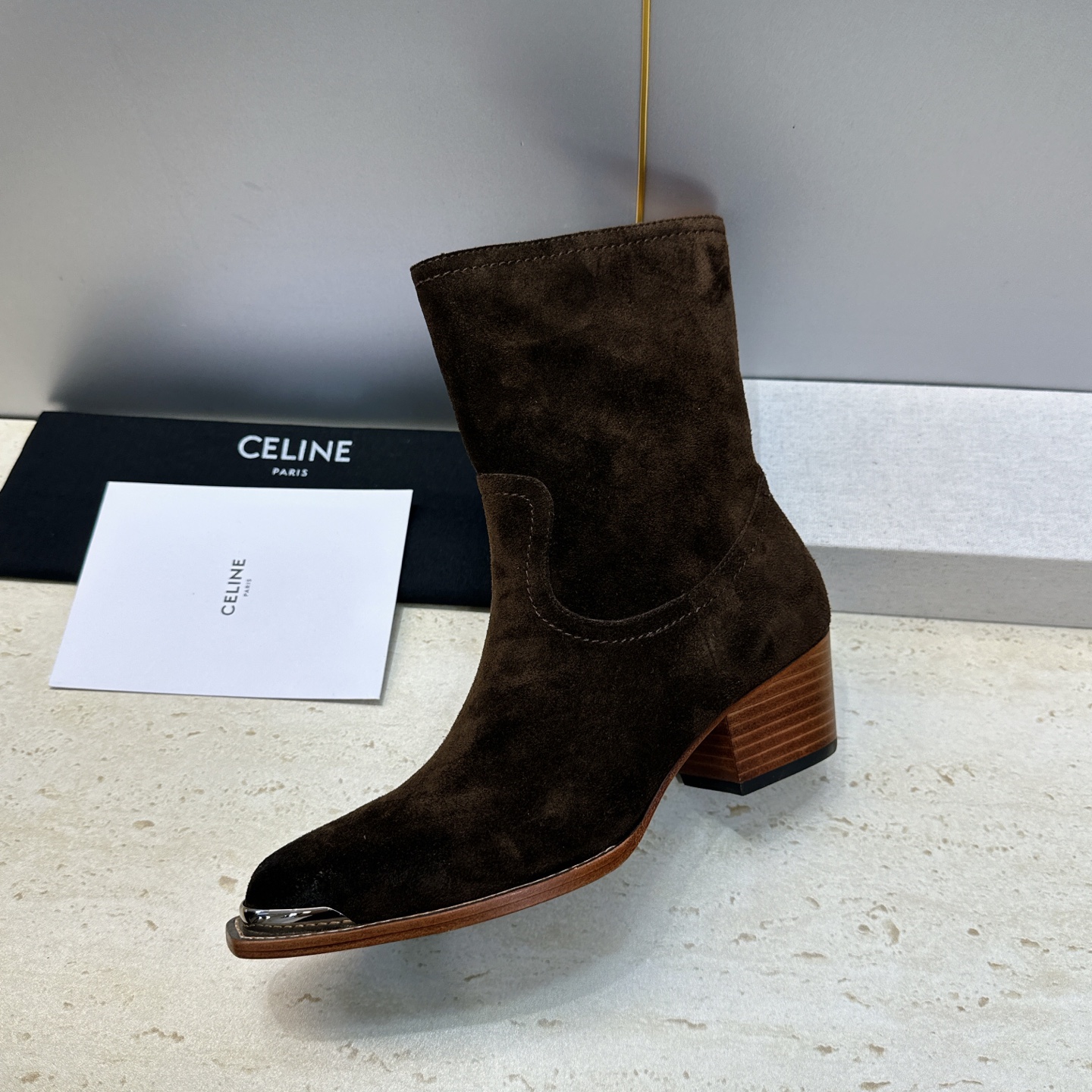 CELINE 2026秋冬新款游牧风格铁头机车女短靴 瑟琳字母logo五金扣粗跟侧拉链尖头骑士靴 材质:鞋面定制进口小牛