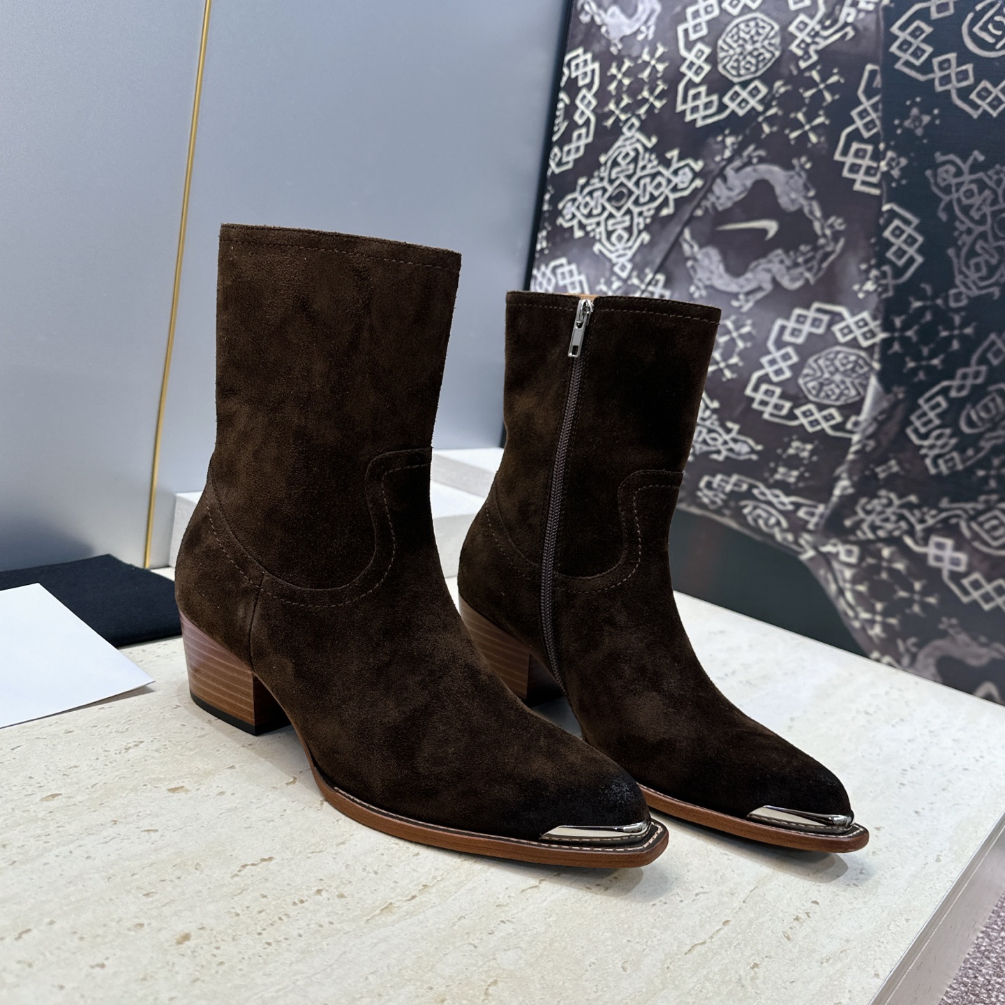 CELINE 2026秋冬新款游牧风格铁头机车女短靴 瑟琳字母logo五金扣粗跟侧拉链尖头骑士靴 材质:鞋面定制进口小牛