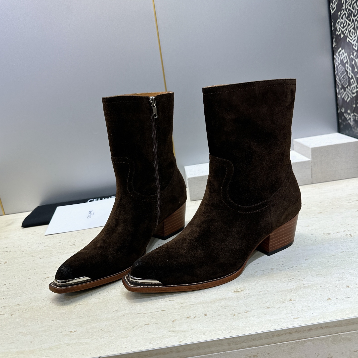CELINE 2026秋冬新款游牧风格铁头机车女短靴 瑟琳字母logo五金扣粗跟侧拉链尖头骑士靴 材质:鞋面定制进口小牛