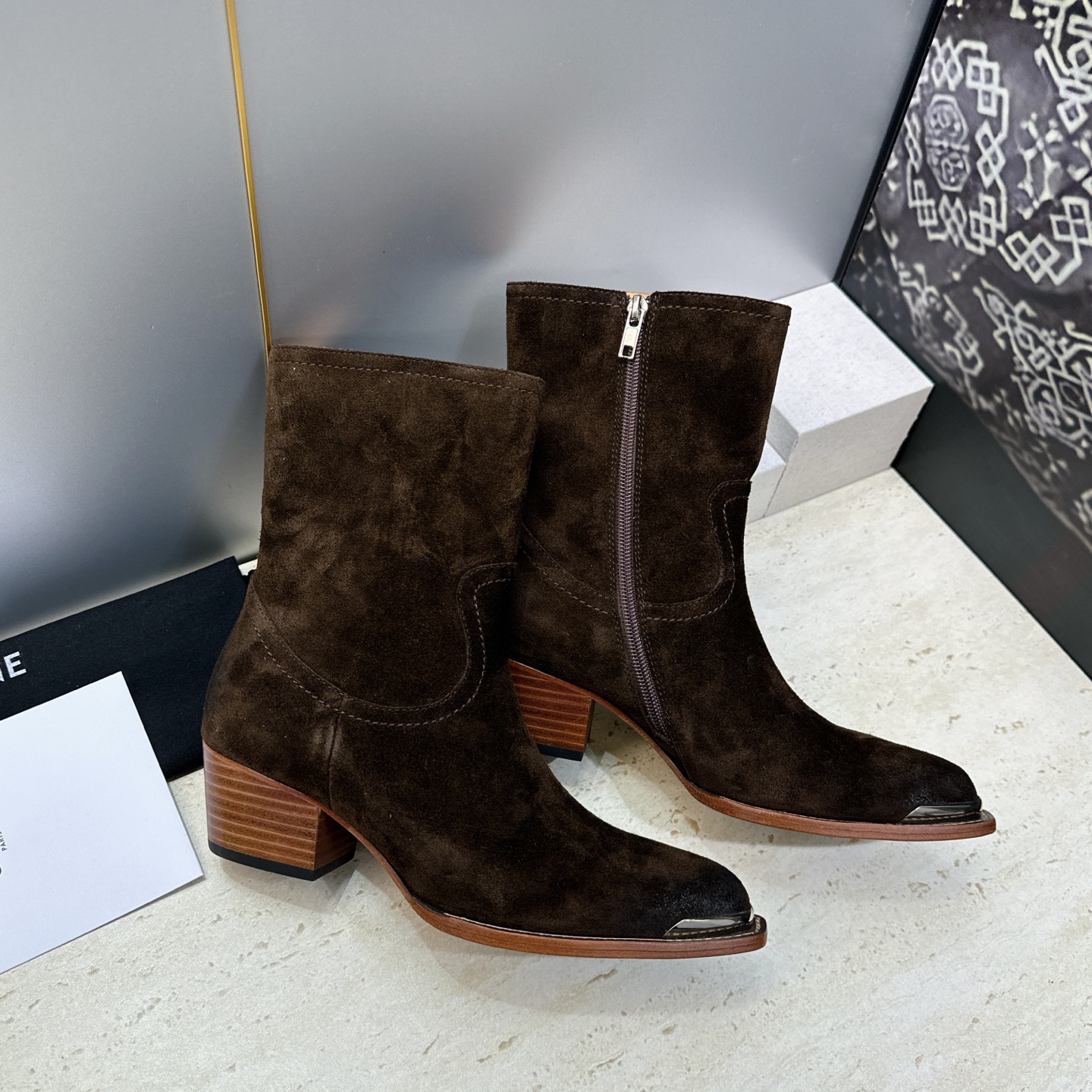 CELINE 2026秋冬新款游牧风格铁头机车女短靴 瑟琳字母logo五金扣粗跟侧拉链尖头骑士靴 材质:鞋面定制进口小牛