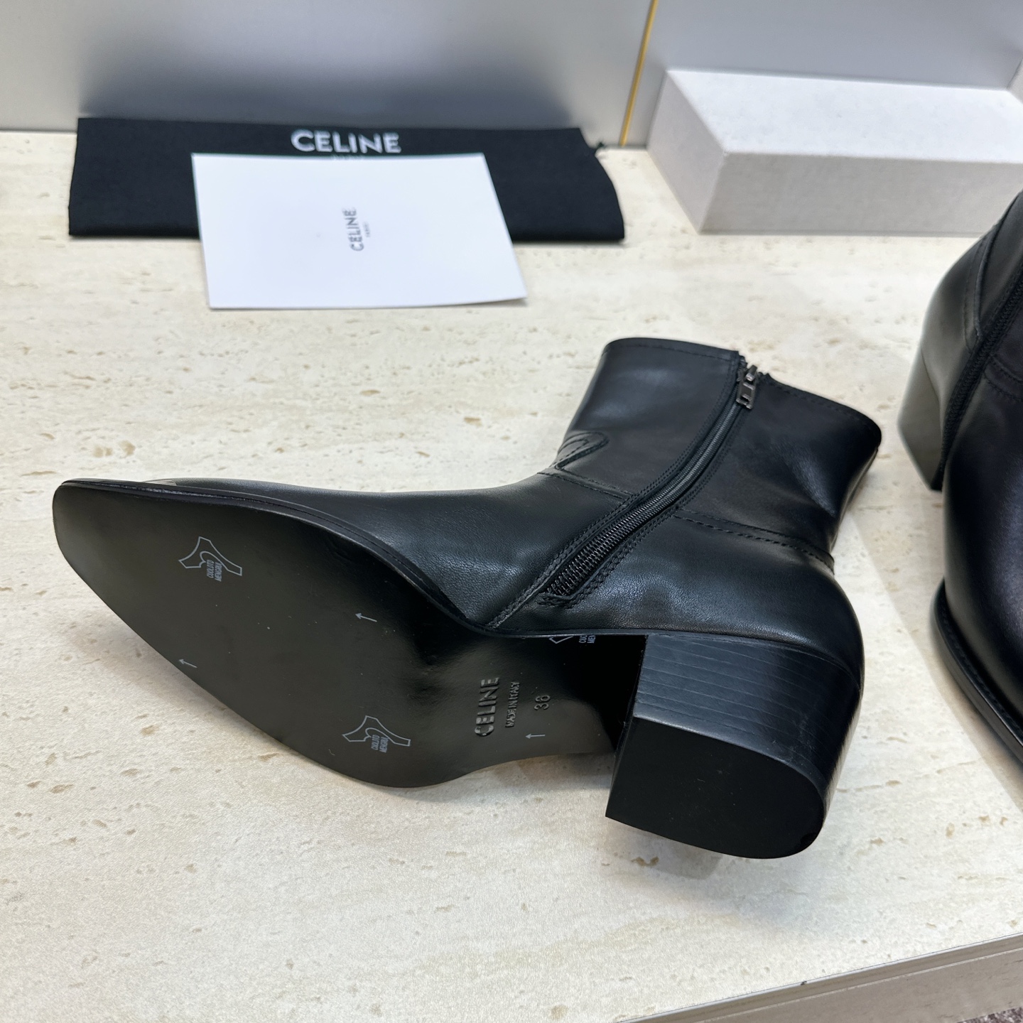 CELINE 2026秋冬新款游牧风格铁头机车女短靴 瑟琳字母logo五金扣粗跟侧拉链尖头骑士靴 材质:鞋面定制进口小牛