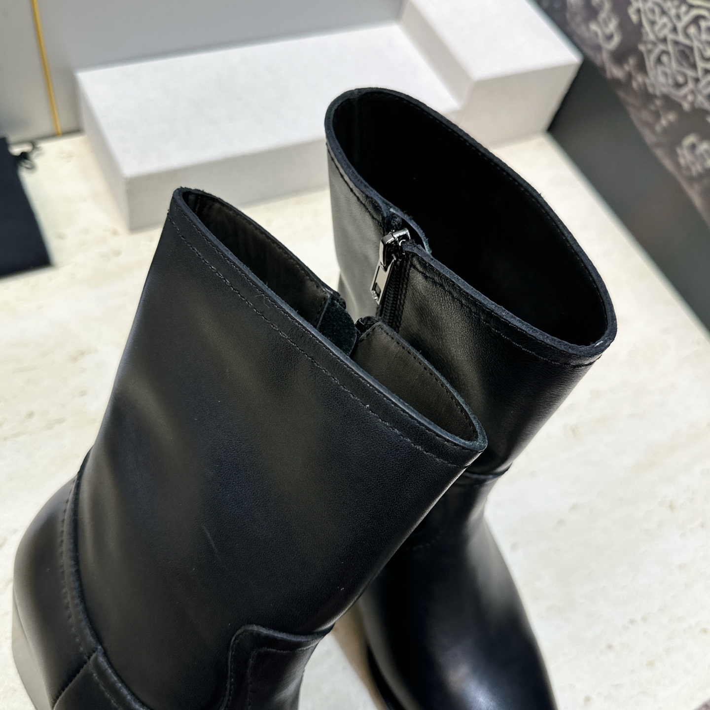 CELINE 2026秋冬新款游牧风格铁头机车女短靴 瑟琳字母logo五金扣粗跟侧拉链尖头骑士靴 材质:鞋面定制进口小牛