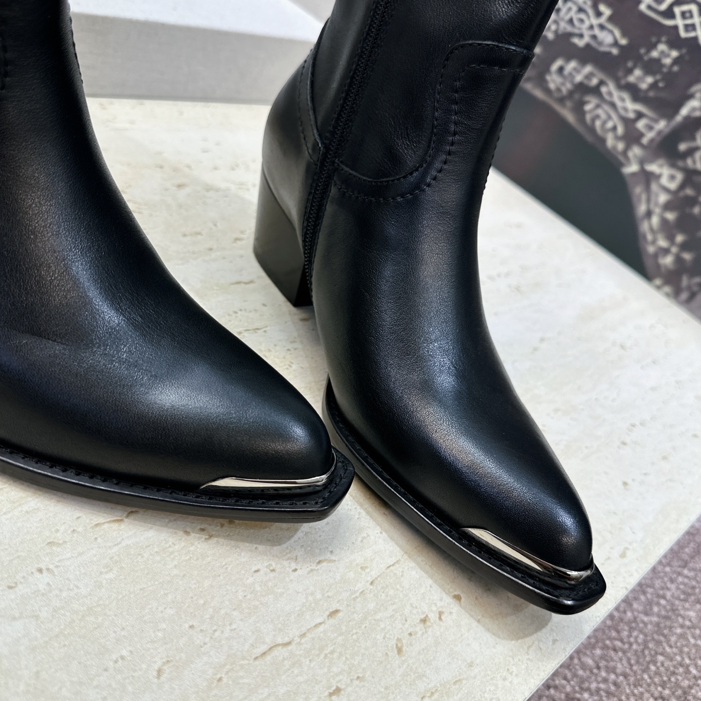 CELINE 2026秋冬新款游牧风格铁头机车女短靴 瑟琳字母logo五金扣粗跟侧拉链尖头骑士靴 材质:鞋面定制进口小牛