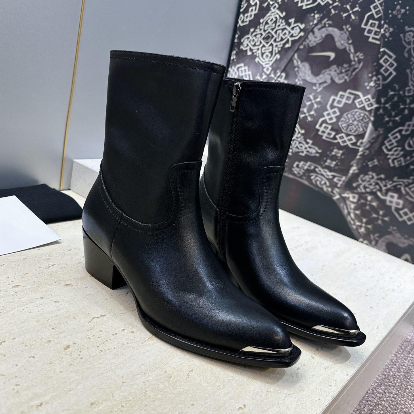CELINE 2026秋冬新款游牧风格铁头机车女短靴 瑟琳字母logo五金扣粗跟侧拉链尖头骑士靴 材质:鞋面定制进口小牛
